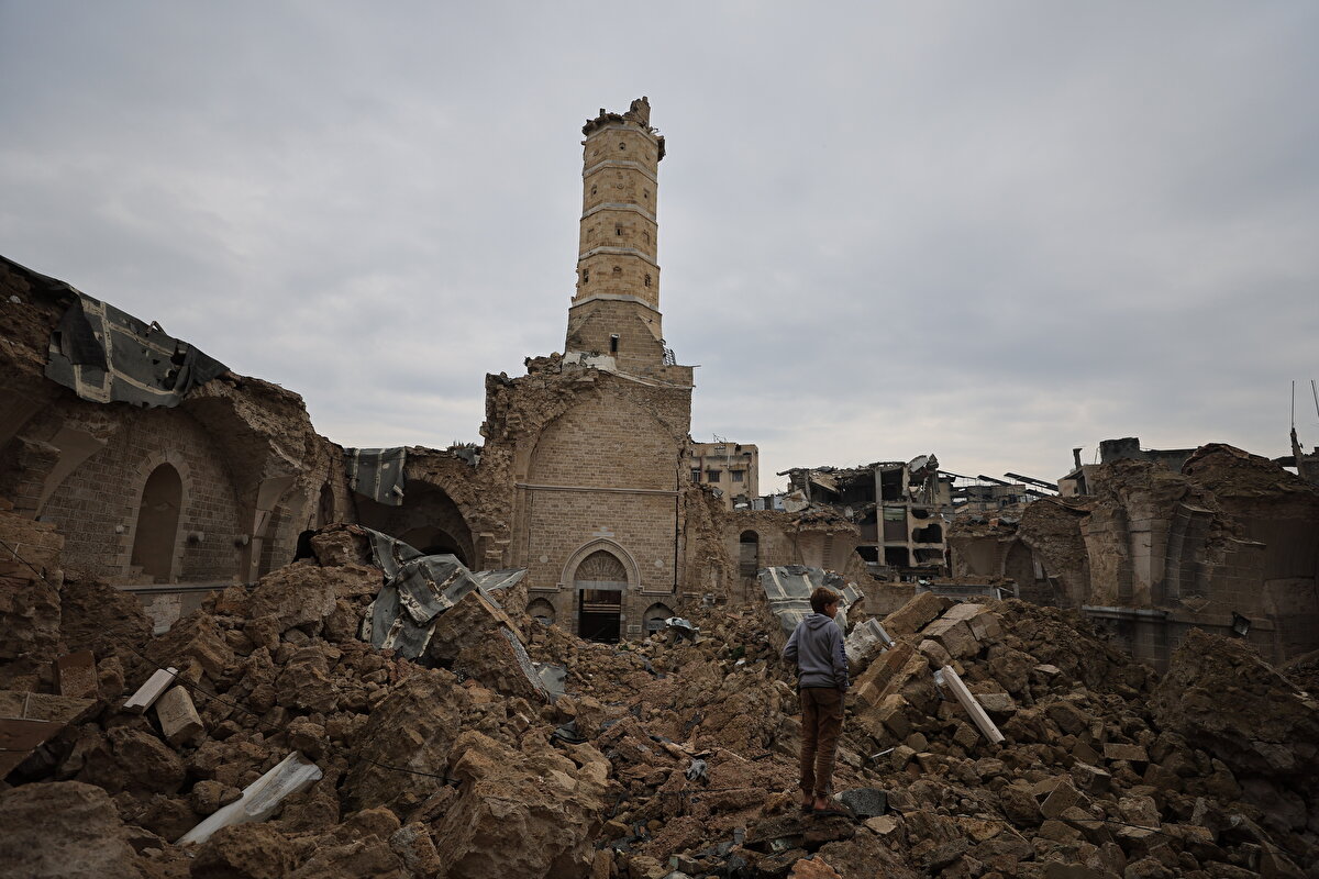 Filistinliler, İsrail saldırılarında büyük bir kısmı yıkılan Gazze'nin en büyük ve en eski camisi olarak bilinen tarihi 'Büyük Ömeri Camii' diğer bir adıyla Gazze Ulu Camii'nde Ramazan ayının ilk cuma namazını eda etti.