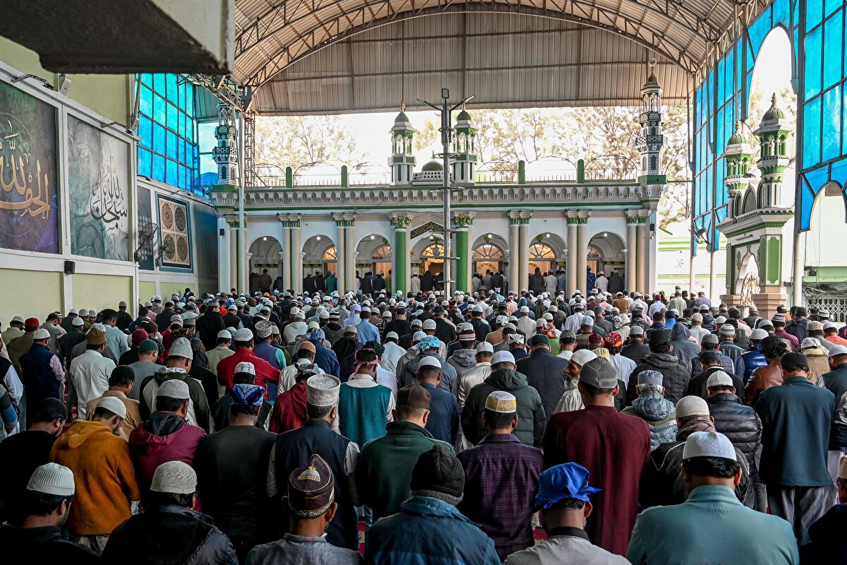 Nepalli Müslümanlar, Ramazan'da ilk cuma namazını Katmandu'daki Keşmir Camii'nde kıldı.