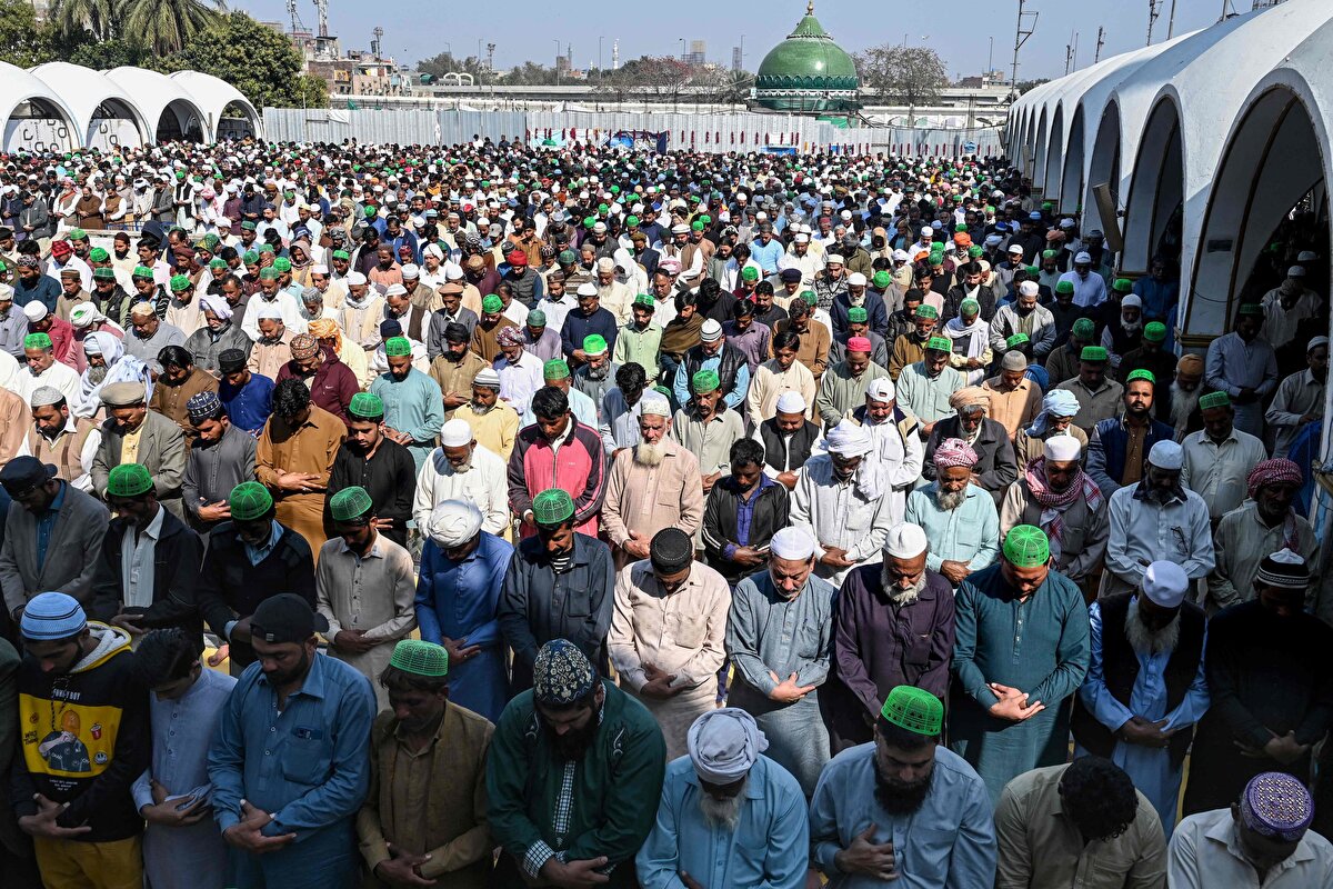 Pakistan’ın Lahor kentinde yaşayan Müslümanlar, Ramazan ayının ilk cuma namazı için camilere akın etti.