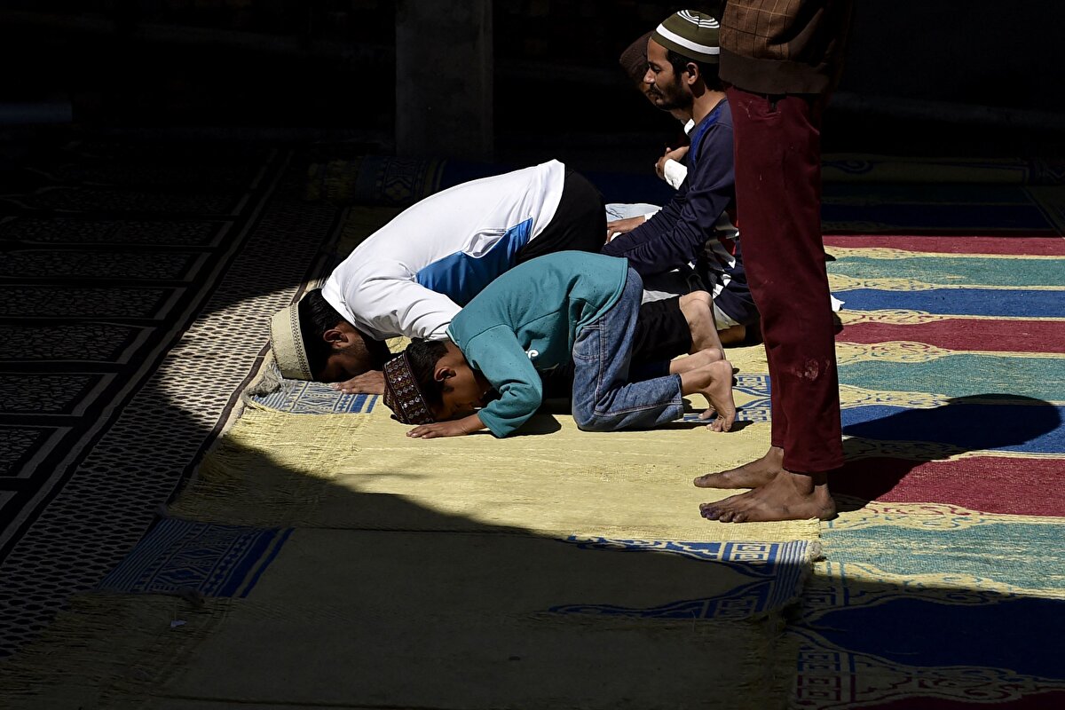 Lahor kentinde Müslümanlar, Ramazan’ın ilk cuma namazı için Lahor'daki Data Darbar Camii'ne gitti.