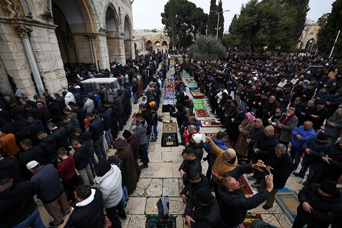 Saatler süren yolculuğun ardından yürüyerek Mescid-i Aksâ'ya ulaşan Filistinliler, Ramazan ayının ilk cuma namazı burada eda etti.