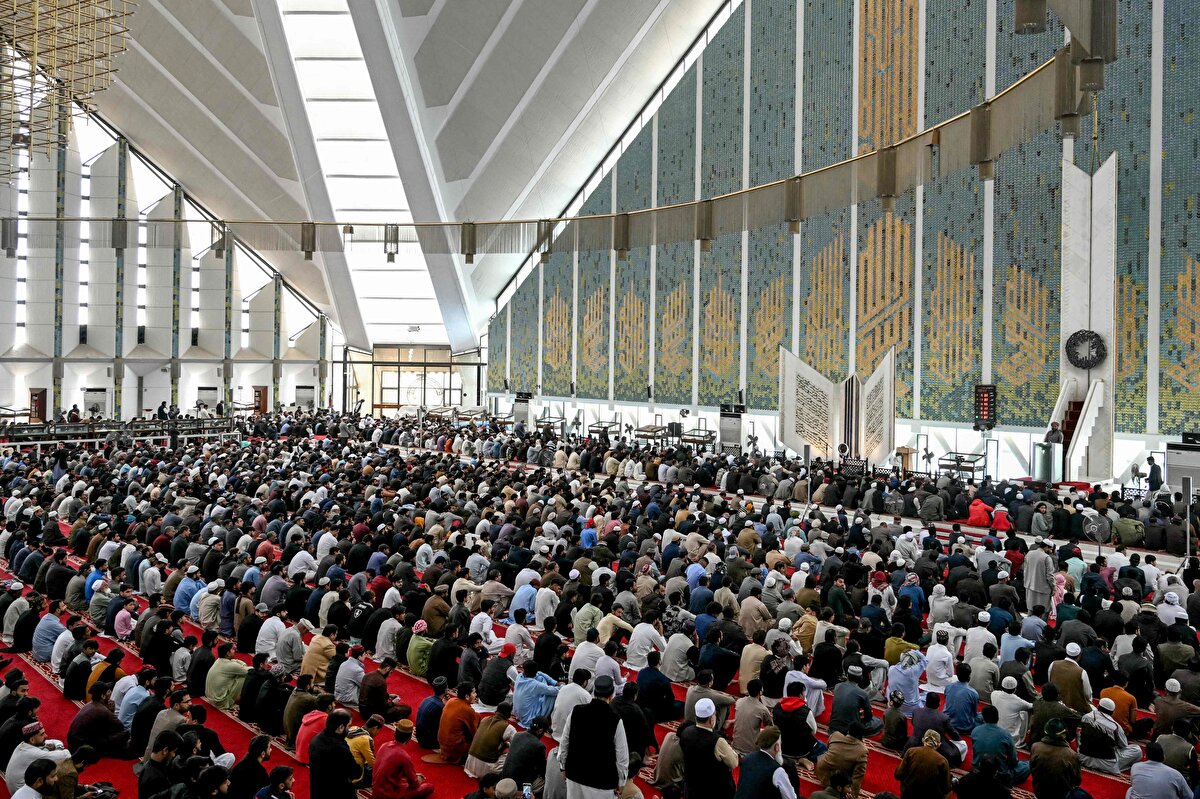 İslamabad'daki Faysal Camii'nde Ramazan ayının ilk cuma namazını eden Pakistanlılar.