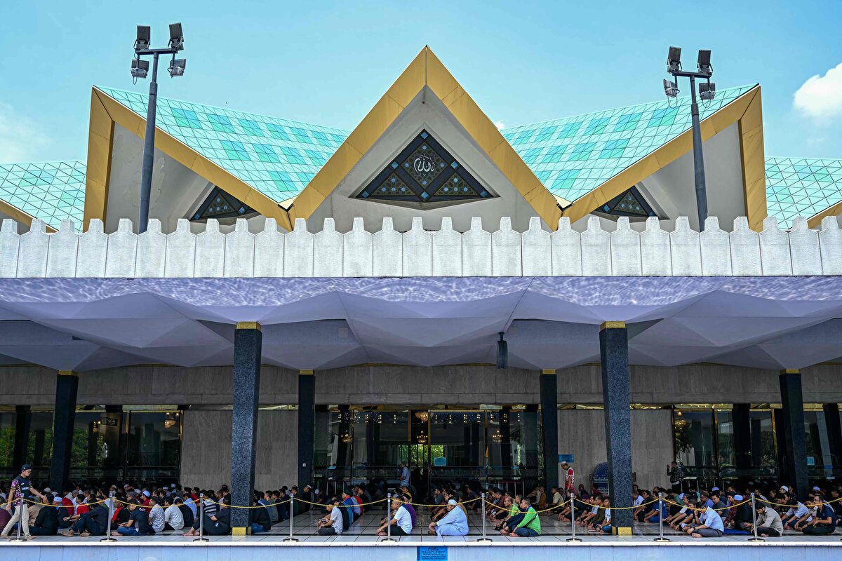 Ramazan ayının ilk cuma namazını Kuala Lumpur'daki Ulusal Camii'de kılan Malezyalı Müslümanlar.