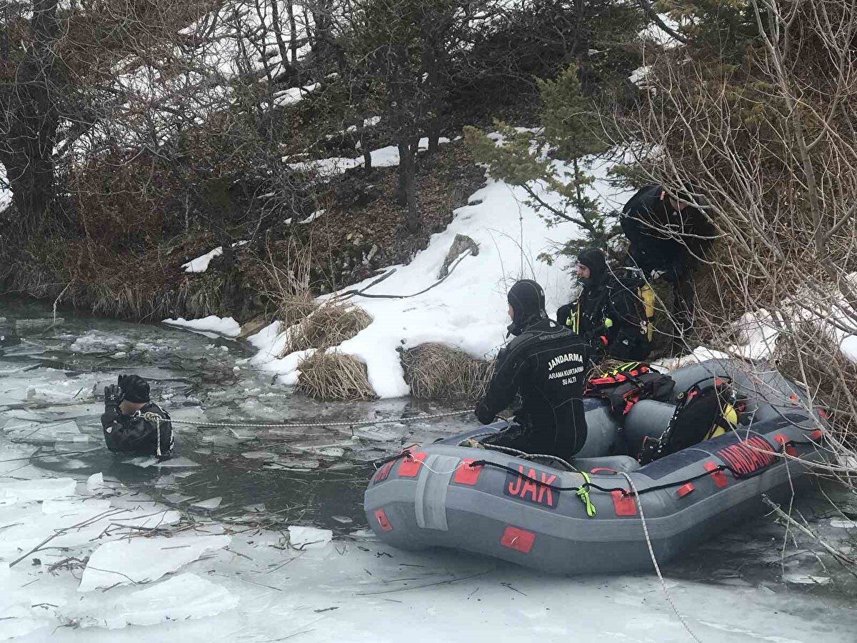 Çalışmalara 25 araç, 1 iz takip köpeği, 1 kadavra köpeği, su altı arama cihazları ve dron desteği sağlanmıştı.