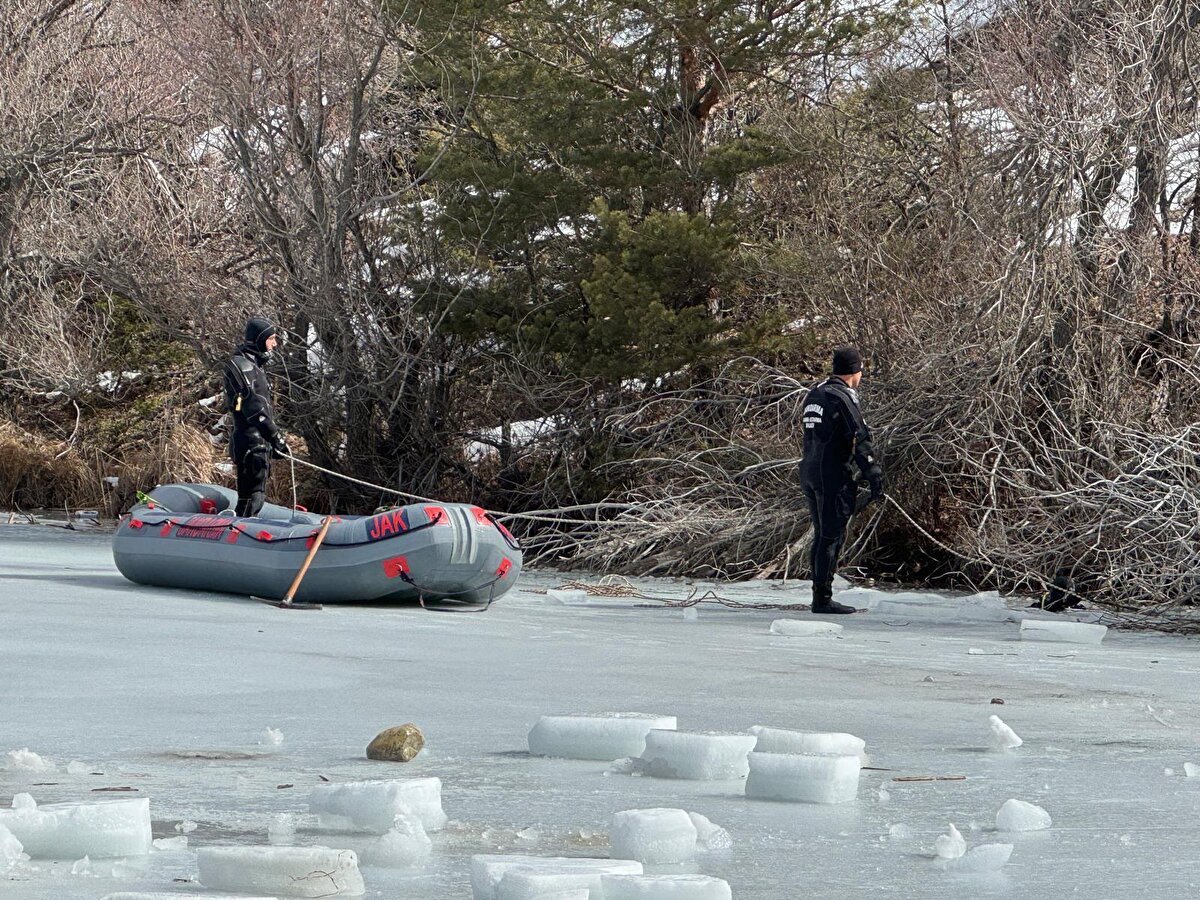Ekipler, öğretmen Tanju Oğuz'a ait aracın bulunduğu bölgede arama çalışmalarını yoğunlaştırmıştı.