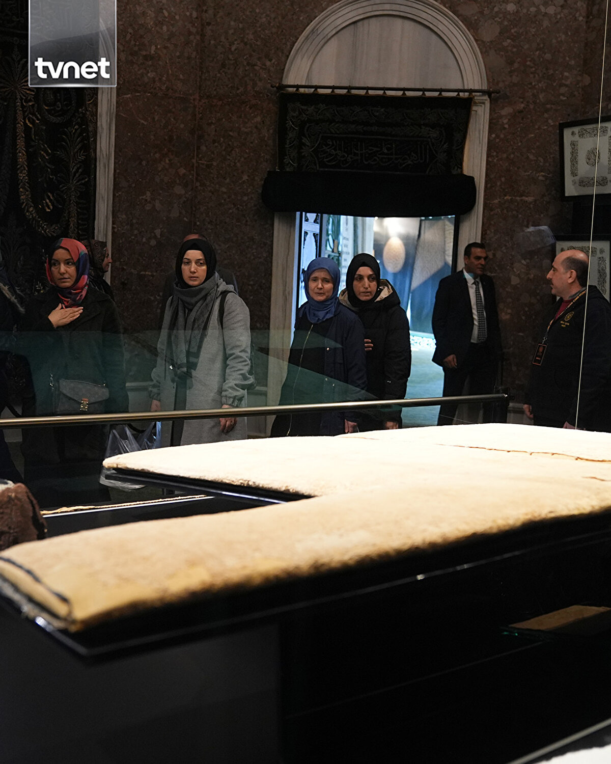 Hazreti Muhammed'in (sav) Veysel Karani'ye hediye bıraktığı Hırka-i Şerif, Ramazan dolayısıyla Fatih'teki Hırka-i Şerif Camisi'nde ziyarete açıldı. Hırka-i Şerif'i görmek için cami bahçesinde vatandaşlar uzun kuyruklar oluşturdu. Ziyaret sırasında bazı vatandaşlar duygusal anlar yaşadı.