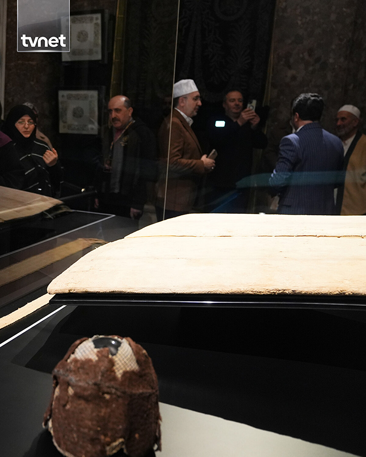 Hazreti Muhammed'in (sav) Veysel Karani'ye hediye bıraktığı Hırka-i Şerif, Ramazan dolayısıyla Fatih'teki Hırka-i Şerif Camisi'nde ziyarete açıldı. Hırka-i Şerif'i görmek için cami bahçesinde vatandaşlar uzun kuyruklar oluşturdu. Ziyaret sırasında bazı vatandaşlar duygusal anlar yaşadı.