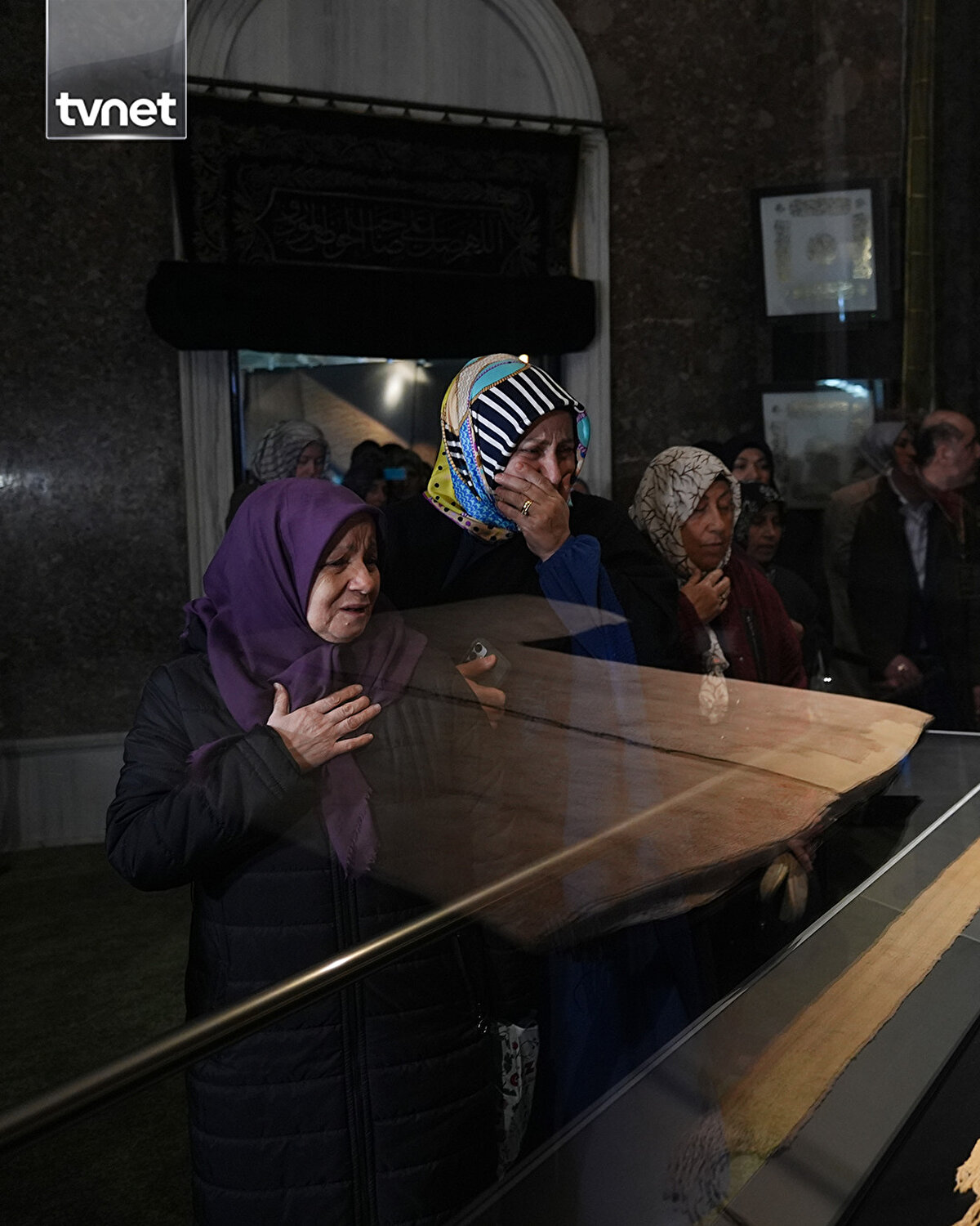 Hazreti Muhammed'in (sav) Veysel Karani'ye hediye bıraktığı Hırka-i Şerif, Ramazan dolayısıyla Fatih'teki Hırka-i Şerif Camisi'nde ziyarete açıldı. Hırka-i Şerif'i görmek için cami bahçesinde vatandaşlar uzun kuyruklar oluşturdu. Ziyaret sırasında bazı vatandaşlar duygusal anlar yaşadı.