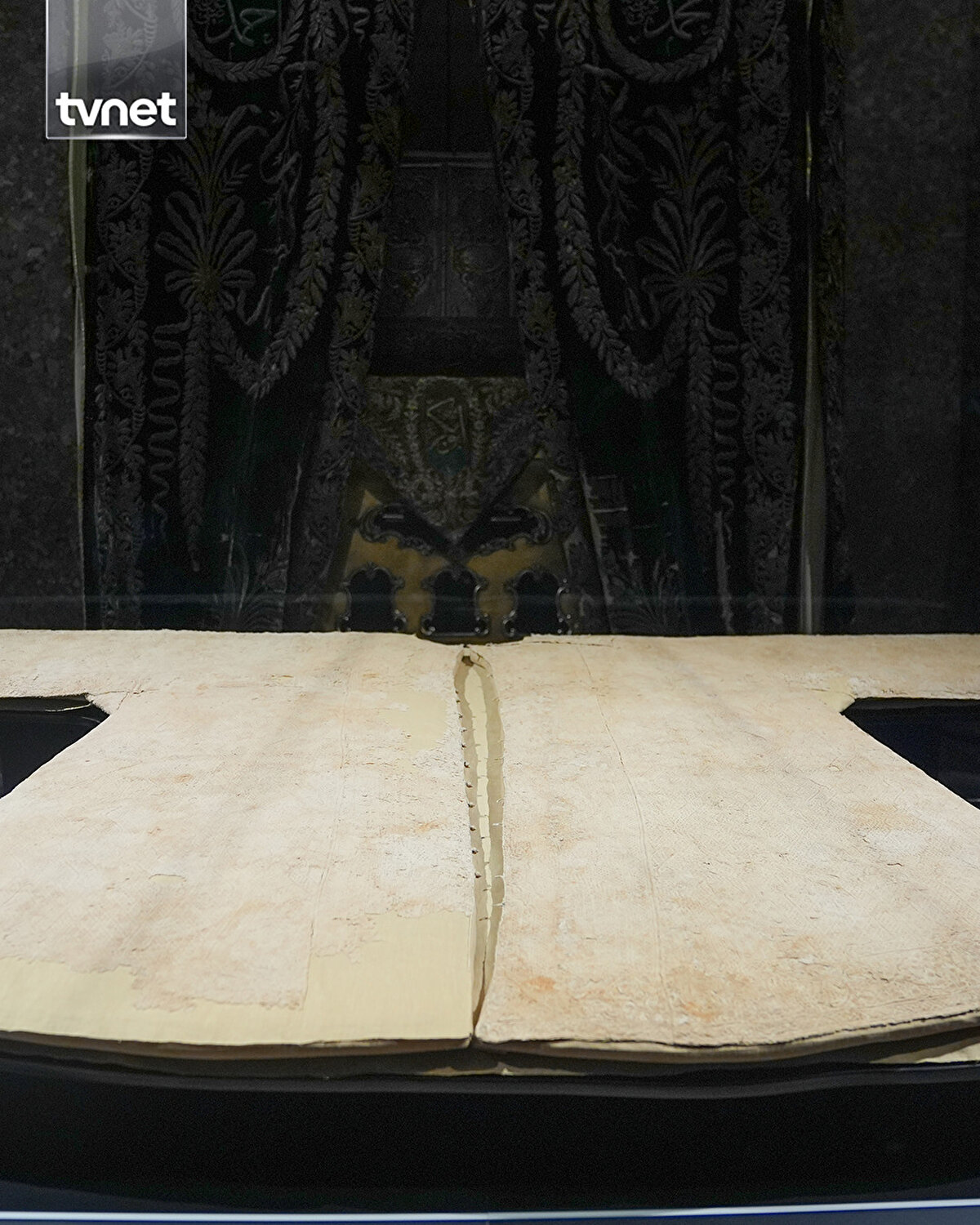 Hazreti Muhammed'in (sav) Veysel Karani'ye hediye bıraktığı Hırka-i Şerif, Ramazan dolayısıyla Fatih'teki Hırka-i Şerif Camisi'nde ziyarete açıldı. Hırka-i Şerif'i görmek için cami bahçesinde vatandaşlar uzun kuyruklar oluşturdu. Ziyaret sırasında bazı vatandaşlar duygusal anlar yaşadı.