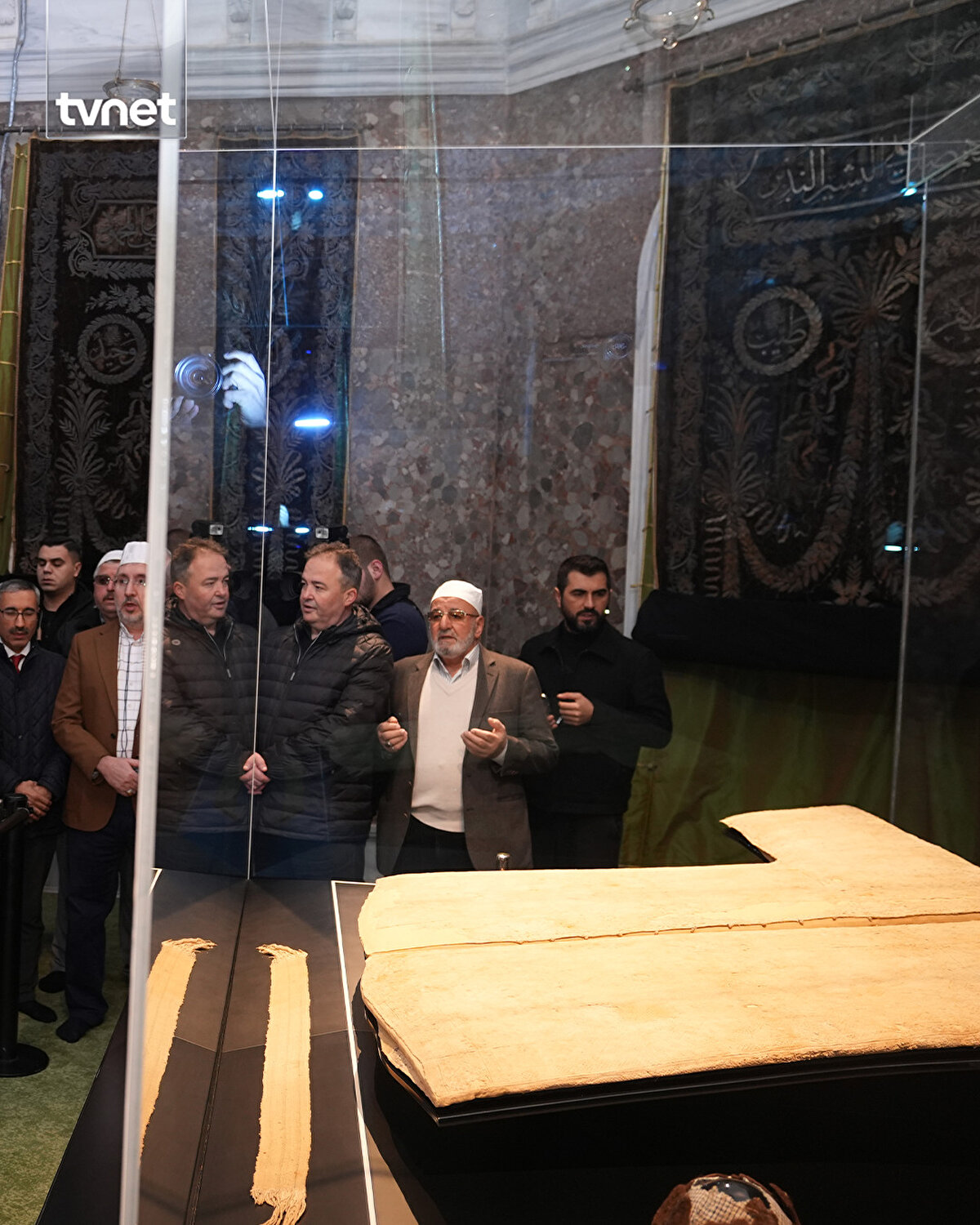 Hazreti Muhammed'in (sav) Veysel Karani'ye hediye bıraktığı Hırka-i Şerif, Ramazan dolayısıyla Fatih'teki Hırka-i Şerif Camisi'nde ziyarete açıldı. Hırka-i Şerif'i görmek için cami bahçesinde vatandaşlar uzun kuyruklar oluşturdu. Ziyaret sırasında bazı vatandaşlar duygusal anlar yaşadı.