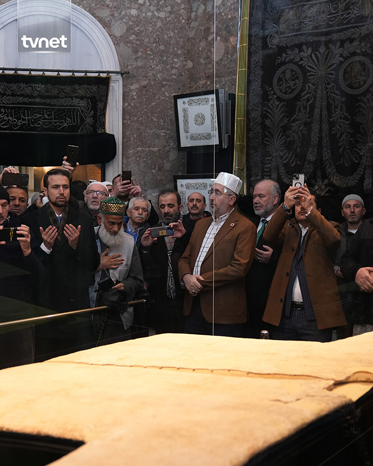 Hazreti Muhammed'in (sav) Veysel Karani'ye hediye bıraktığı Hırka-i Şerif, Ramazan dolayısıyla Fatih'teki Hırka-i Şerif Camisi'nde ziyarete açıldı. Hırka-i Şerif'i görmek için cami bahçesinde vatandaşlar uzun kuyruklar oluşturdu. Ziyaret sırasında bazı vatandaşlar duygusal anlar yaşadı.