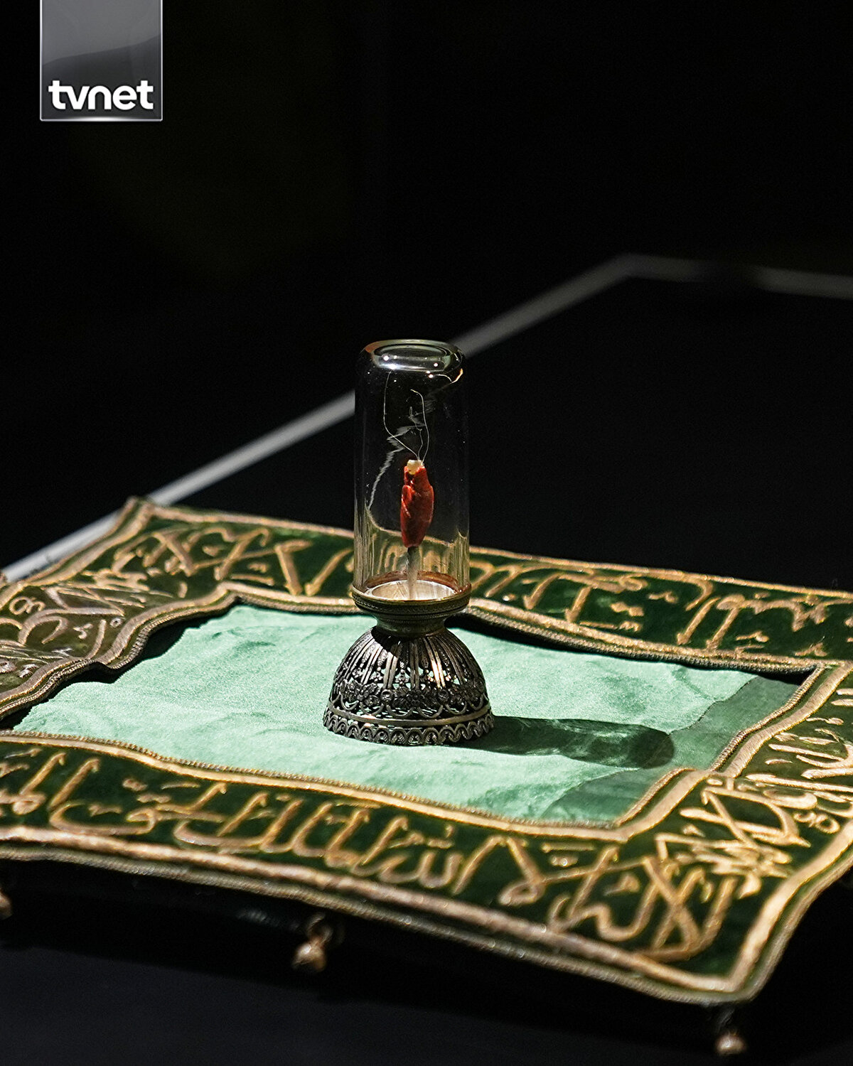 Hazreti Muhammed'in (sav) Veysel Karani'ye hediye bıraktığı Hırka-i Şerif, Ramazan dolayısıyla Fatih'teki Hırka-i Şerif Camisi'nde ziyarete açıldı. Hırka-i Şerif'i görmek için cami bahçesinde vatandaşlar uzun kuyruklar oluşturdu. Ziyaret sırasında bazı vatandaşlar duygusal anlar yaşadı.