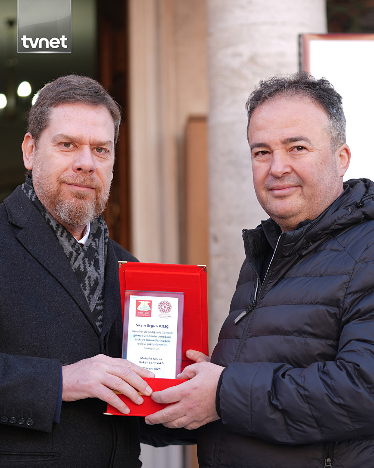 Hazreti Muhammed'in (sav) Veysel Karani'ye hediye bıraktığı Hırka-i Şerif, Ramazan dolayısıyla Fatih'teki Hırka-i Şerif Camisi'nde ziyarete açıldı. Hırka-i Şerif'i görmek için cami bahçesinde vatandaşlar uzun kuyruklar oluşturdu. Ziyaret sırasında bazı vatandaşlar duygusal anlar yaşadı.