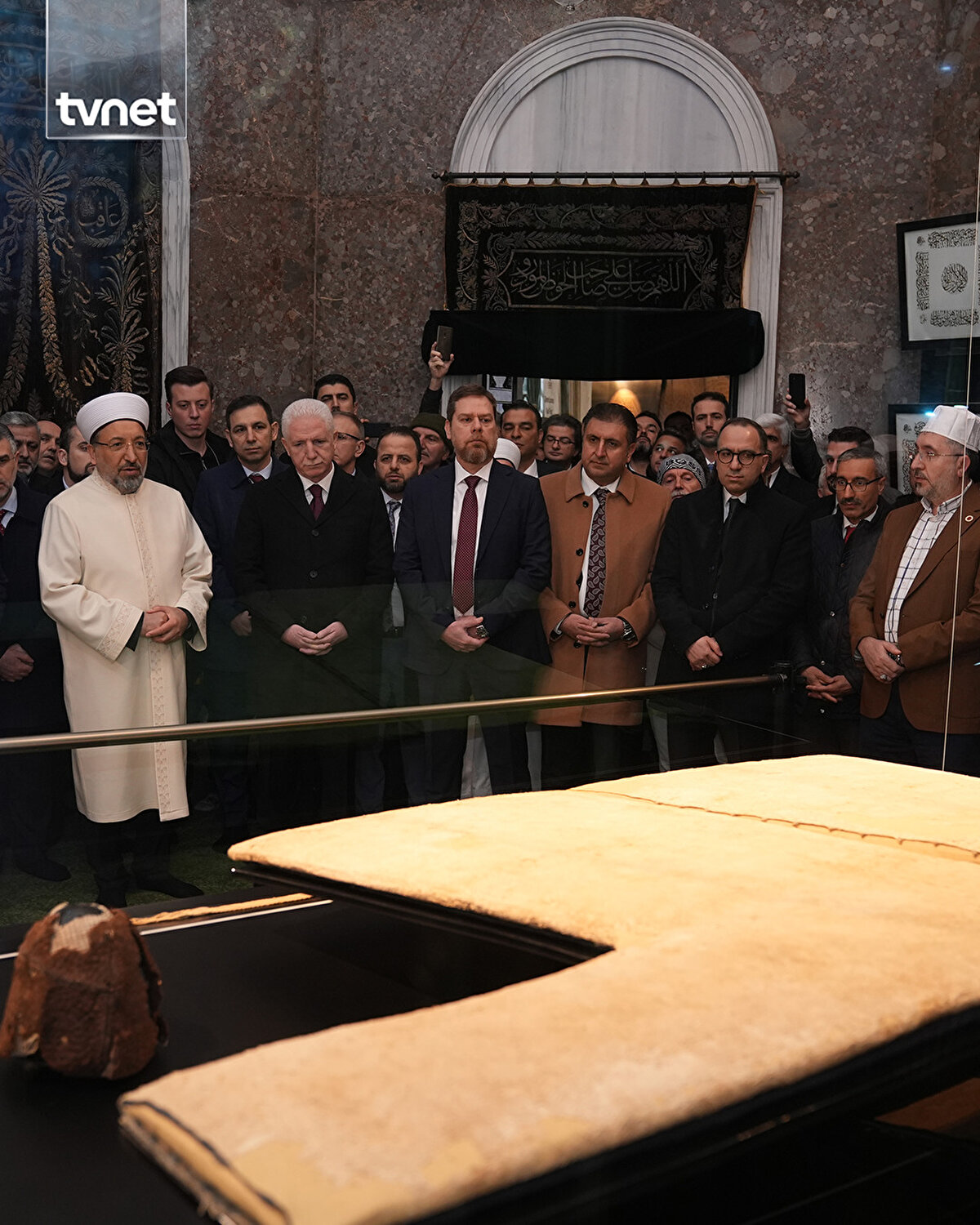 Hazreti Muhammed'in (sav) Veysel Karani'ye hediye bıraktığı Hırka-i Şerif, Ramazan dolayısıyla Fatih'teki Hırka-i Şerif Camisi'nde ziyarete açıldı. Hırka-i Şerif'i görmek için cami bahçesinde vatandaşlar uzun kuyruklar oluşturdu. Ziyaret sırasında bazı vatandaşlar duygusal anlar yaşadı.