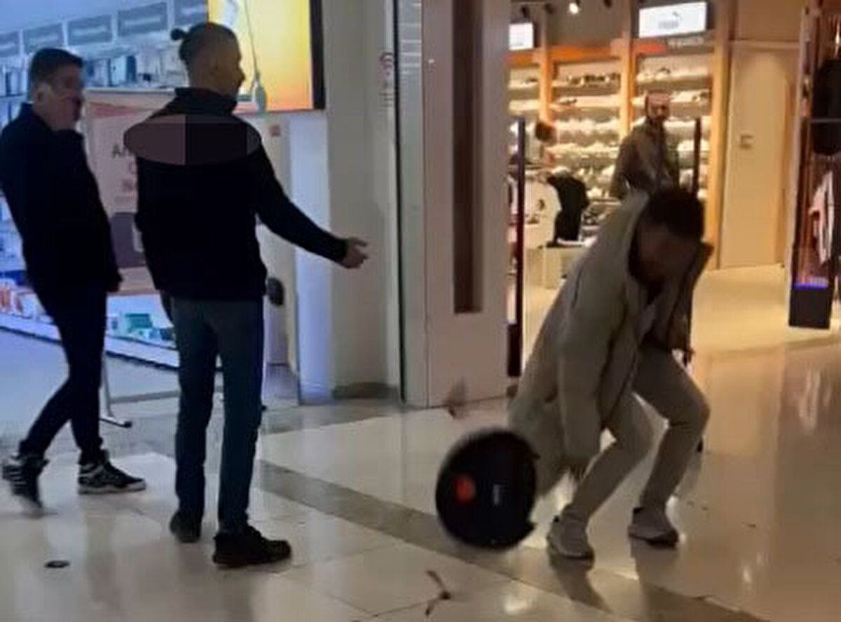 Tüketici Hakem Heyeti'ne başvuran Abuş, buradan da yaklaşık 3 aydır cevap alamayınca, alışveriş yaptığı mağazanın önüne gidip, süpürgeyi parçaladı. O anlar çevredekiler tarafından cep telefonu kamerasıyla kaydedildi. Turgay Abuş, konuyla ilgili açıklama yapmadı.