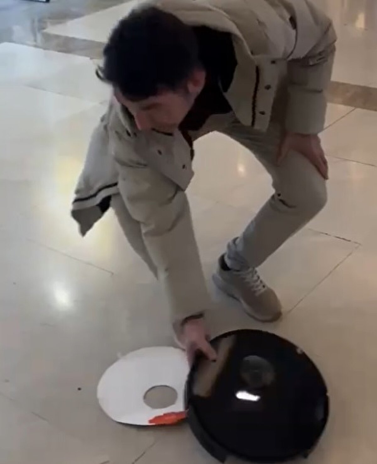 Süpürge 2 yıl içinde 10 kez arızalandı. Abuş, robot süpürgeyi her arızasında yenisiyle değiştirilmesi için servise gönderdi ancak sonuç alamadı. 