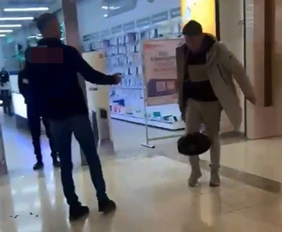 Turgay Abuş, 2023 yılında kentteki alışveriş merkezindeki teknoloji mağazasından robot süpürge satın aldı. 