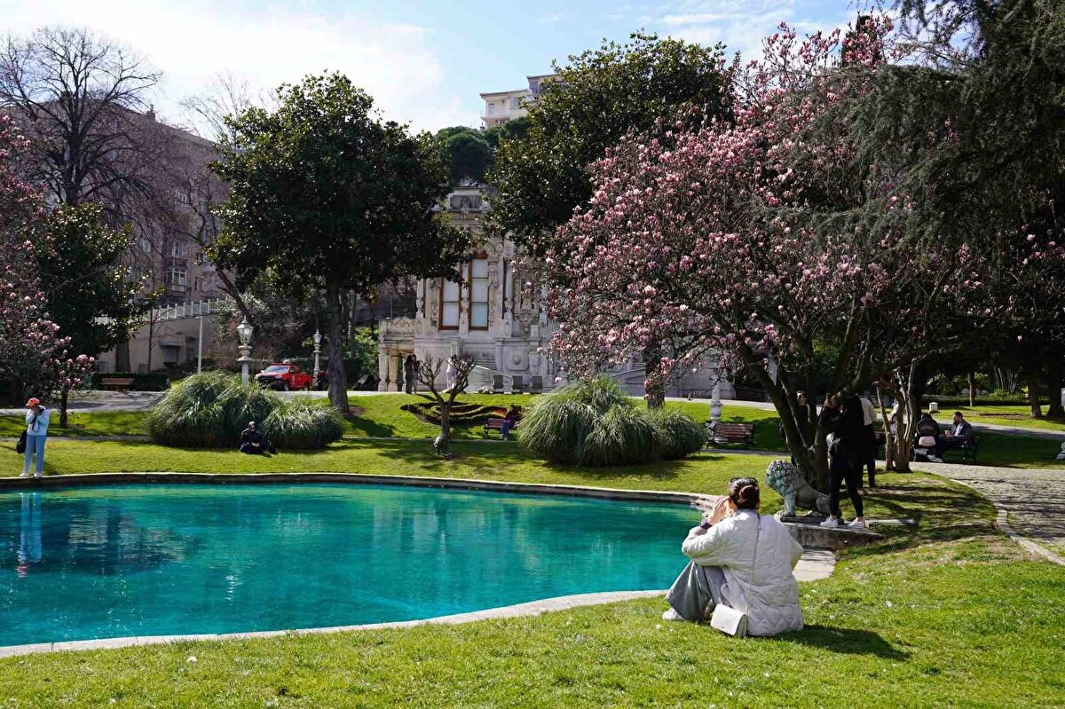 İstanbul'da bahar havası<br><br>İstanbul’un tarihi yapılarından Ihlamur Kasırları, baharın habercisi manolya ağaçlarıyla renklendi.