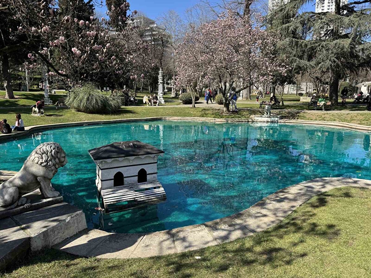 Kasır bahçesinde yer alan aslanlı havuzun çevresini saran manolya ağaçları, suyun yansımalarıyla birlikte dikkat çeken görüntüler oluşturuyor. 