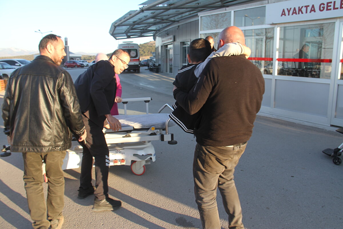 Alınan bilgiye göre, F.E.Ö. (13) Beyşehir gölü kenarında bir parkta arkadaşıyla gezerken sahipsiz köpeğin saldırısına uğradı.