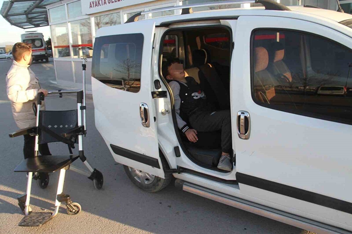 Sahipsiz köpekten kaçmaya çalışırken dengesini kaybederek düşen çocuk yaralandı.