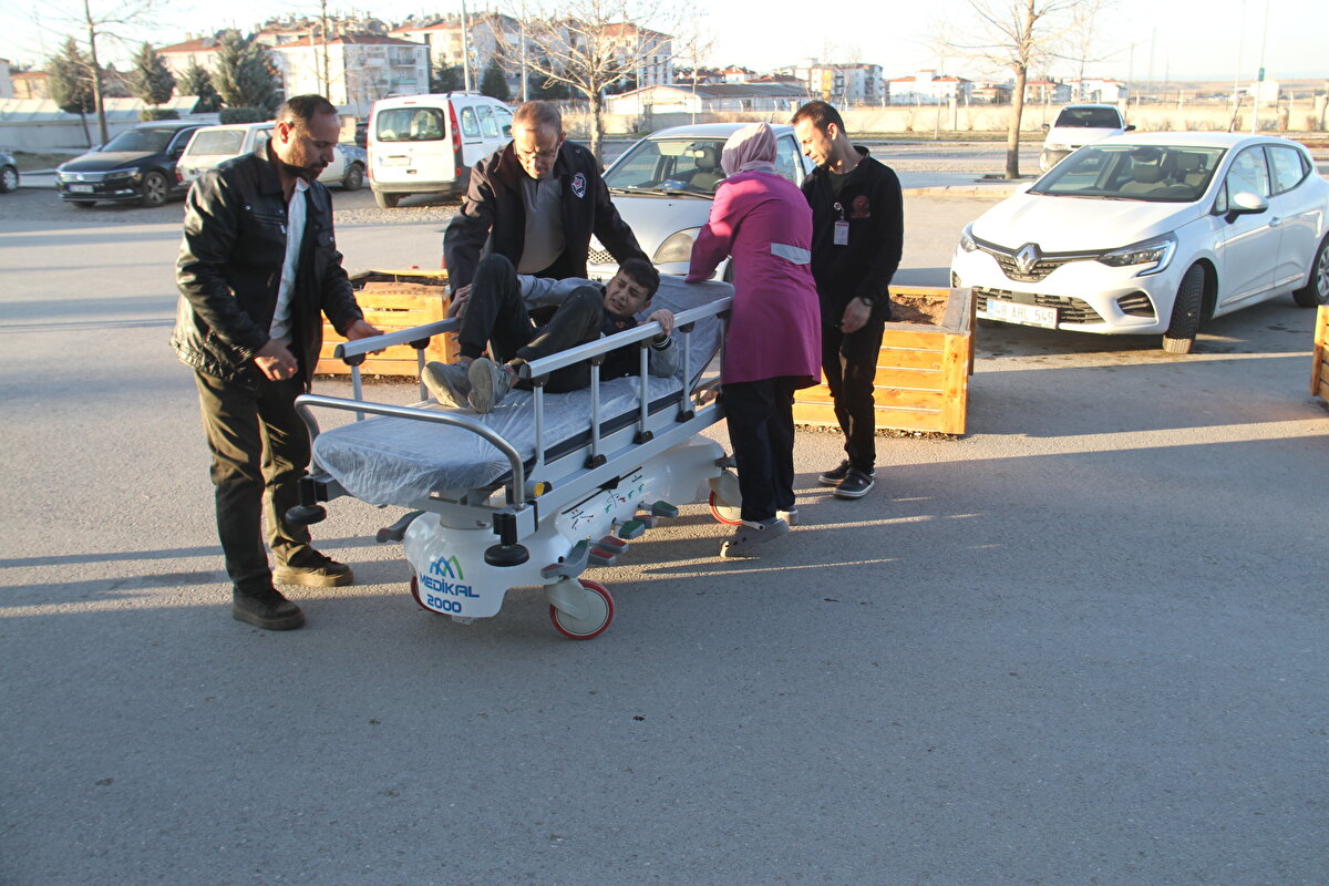 Arkadaşının ihbarıyla bölgeye gelen sağlık ekipleri çocuğu Beyşehir Devlet Hastanesine kaldırdı.