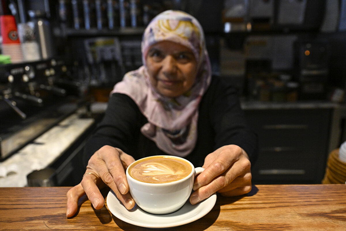 "Kadınların neler başarabileceklerini görsünler"<br><br>Müşterilerin ilk gördüklerinde çok şaşırdıklarını belirten Temelli, şunları anlattı:<br><br>"Kafeye girdiklerinde 'Biz barista arıyoruz.' dediklerinde, 'Evet biz baristayız.' dediğimizde çok şaşırdılar. 'Siz mi yapacaksınız?' diye böyle tepkiler aldık. Yaptığımız kahveleri görünce çok mutlu oldular. Aslında ön yargıların yıkılması gerektiğini öğrendik. İnsanların saçıyla, başörtüsüyle, şekliyle, kıyafetiyle değerlendirilmemesi gerektiğini öğrendik. Hatta sipariş verdiğimiz firmalar bile beni görünce çok şaşırdılar. Artık onlar da alıştı.<br><br>Annemi de öyle görünce çok şaşırmışlar. Annem, çok zeki ve meraklı kadındır. Yaptığı işi muhakkak başarmak için çok uğraşır. 'Bana da eğitim verir misin?' dedi. Birkaç kere gösterdik. Sonra sabahları geldiğinde yalnız kalmak zorunda kaldı. Çalışanlarımız ya trafikten yolda kaldı ya da gelemedikleri zaman annem burada yalnız kalınca dedi ki, 'Bu işi öğrenmem gerekiyor.' Sonra ona da eğitim verdik. Allah'a şükür becerebildi, yapabildi. Gördüğünüz gibi sosyal medyada 1 milyonu aşkın beğeniler almış."<br><br>Temelli, kadınlara fırsat verilmesi gerektiğini dile getirerek, "Kadınları sevsinler, neler başarabileceklerini görsünler. Kurtuluş Savaşı'nda Nene Hatunlarla, Halide Edip Adıvarlarla bu memleketi kurtarmış milletiz. Lütfen bize fırsat versinler, bizi sevsinler ve saysınlar." dedi.