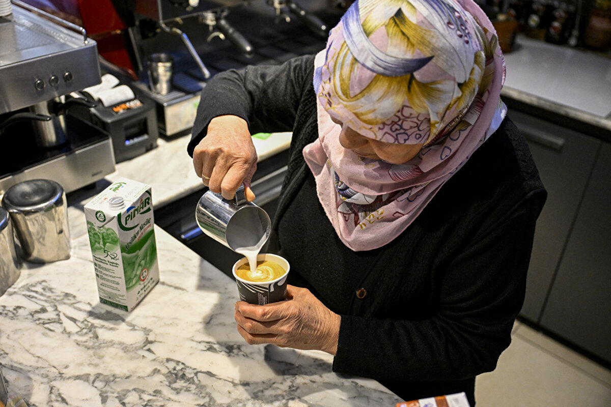 "İnsanlardan olumlu, çok güzel tepkiler aldık"<br><br>Havva Çal'ın kızı Hürrem Temelli ise aile işletmesinde bir arada çalıştıklarını, 16 senedir annesiyle beraber işletmeyi sürdürdüklerini anlattı.<br><br>En büyük destekçisinin annesi olduğunu vurgulayan Temelli, "Allah'ım sağlıklı güzel ömürler versin. Ben onu görmediğimde çok huzursuz oluyorum. İlk geldiğimde onun yanına çıkıyorum, onu görüyorum. O da bana destek oluyor. Hem sevgi hem saygı hem de beraberlik içerisinde işi götürüyoruz çok şükür." şeklinde konuştu.