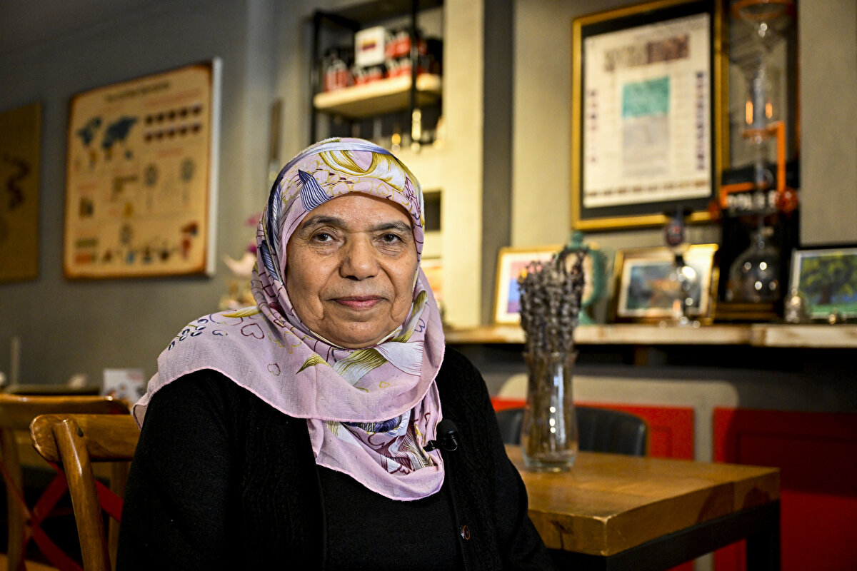 "Biraz meraklı, biraz da cesaretliyim herhalde"<br><br>Kahve yapmayı her zaman merak ettiğini dile getiren Çal, "Biraz meraklı, biraz da cesaretliyim herhalde. Bir gün kahveciye erken gelmiştim. Bir öğrenci benden Americano istedi ve öyle başladı. Sonra çok hoşuna gitti." dedi.<br><br>Çal, insanların kendisini gördükten sonra "Niye çalışıyorsun?" diye soru yönelttiklerini aktararak, şöyle devam etti:<br><br>"Aslında çalışmıyorum ama böyle kahve yaparken görüyorlar. Ben de çalışmayı seviyorum. Bir insanın mutlu olduğunu gördüğümde ben de mutlu oluyorum. Ben de diyorum, 'Bakın emekli oldum ama gelip yardım ediyorum. Siz de emekli olursanız durmayın, yolunuza devam edin.' Memnun oluyor çocuklar, şaşırıyorlar."