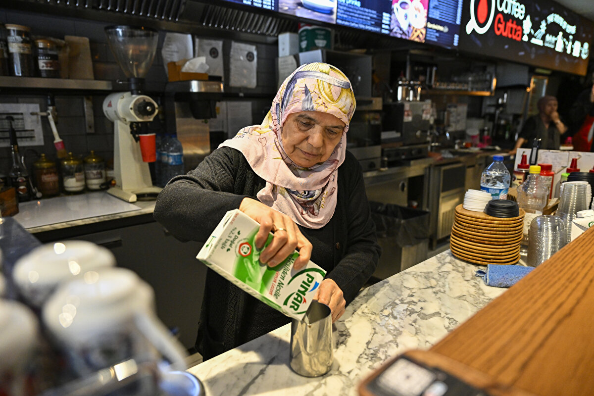 Üç çocuk annesi Çal, kahve yapmaya kızı vasıtasıyla başladığını, baristalığa ise çocuklarını görerek heveslendiğini anlattı.