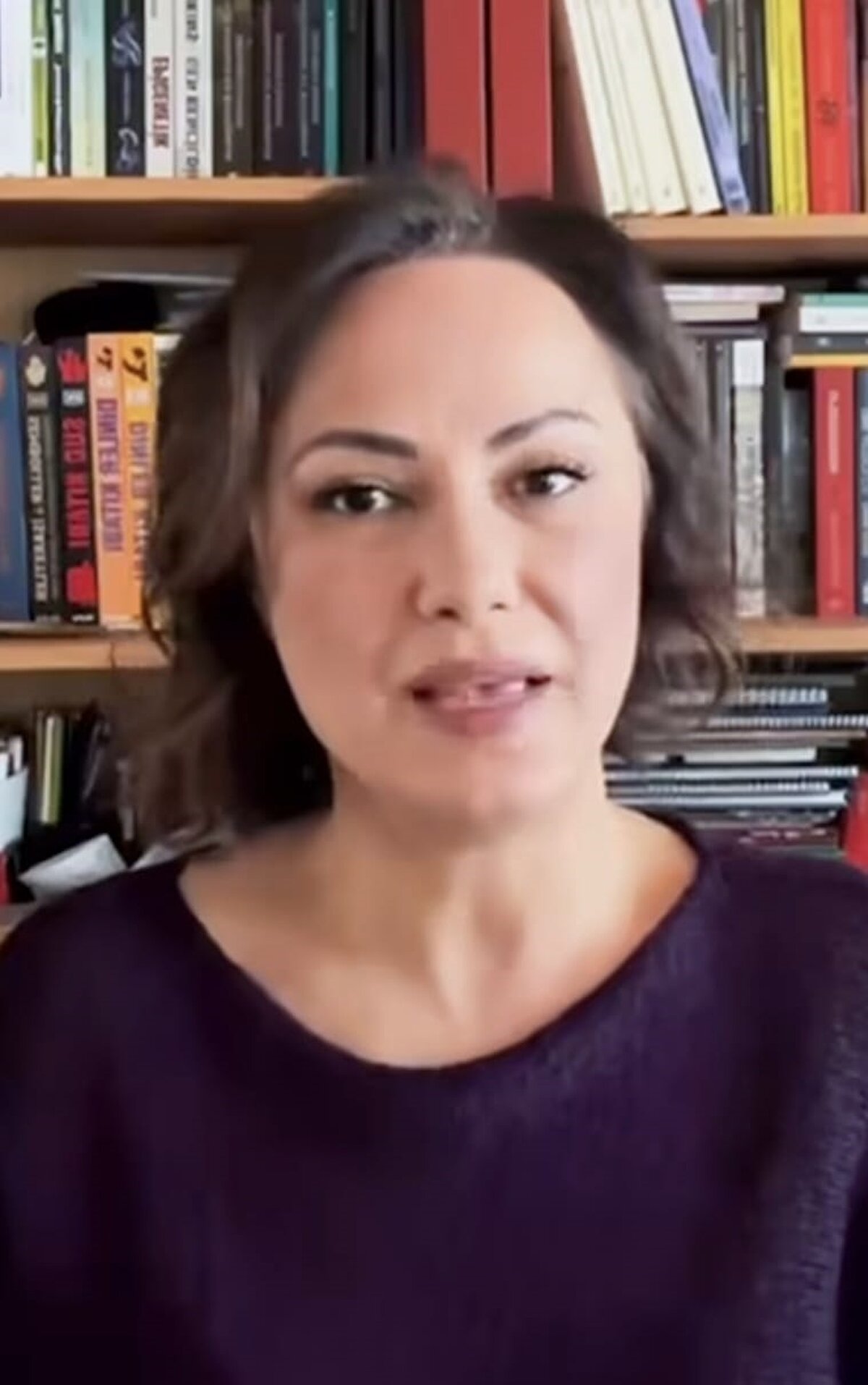 Bursa’da hocası olduğu iddia edilen kadın gözaltına alındı<br><br>Ece Gürel’in cadılık ve büyücülük eğitimi aldığı iddia edilen Halenur Özen, Bursa Cumhuriyet Başsavcılığı talimatı "Sırf halk arasında endişe, korku veya panik oluşturmak saikiyle, ülkenin iç ve dış güvenliği, kamu düzeni ve genel sağlığı ile ilgili gerçeğe aykırı olmak ve nitelikli dolandırıcılık" suçlamasıyla polis ekipleri tarafından gözaltına alındı.