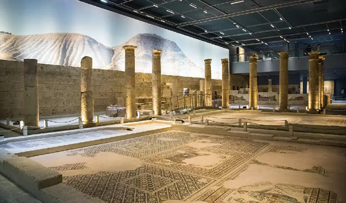 4. Zeugma Mozaik Müzesi/ Gaziantep<br><br>Sergilenen eserlerin devasa büyüklüğüyle dünyanın en büyük mozaik müzelerinden biri. Panoların her biri oldukça büyük bir ustalık gerektiriyor. Müzenin en ünlü eseri olan ‘Çingene Kızı Mozaiği’ yüzündeki hüznü ve sevinci bir arada yansıtarak gören herkesi büyülüyor. Roma dönemine ait heykeller, sütunlar ve çeşmeler müzede görebileceğiniz harika eserler arasında. 