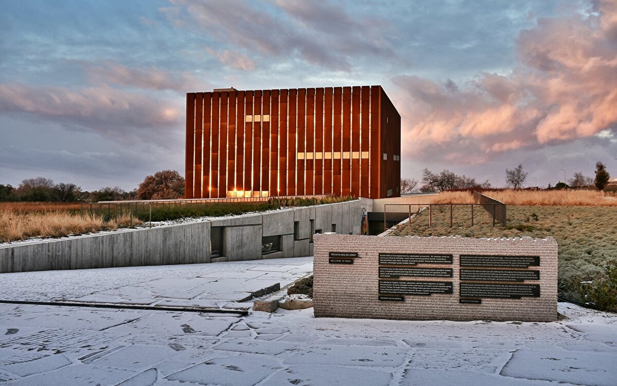 7. Troya Müzesi/<br>Çanakkale<br><br>2018 yılında ziyarete açılan ve ödüllü tasarım olan bu müzede sergilenen her eserden tarihsel bir yolculuğa çıkılıyor. Birçok ödüle sahip müze son olarak 2020 Yılı Avrupa Yılın Müzesi Özel Takdir Ödülü’nün sahibi oldu.