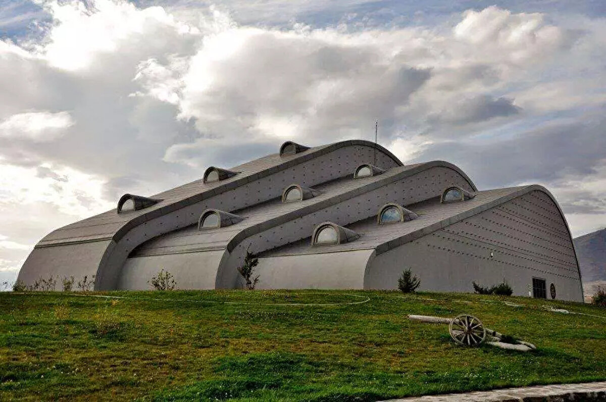 5. Baksı Müzesi/Bayburt<br><br>Çağdaş ve geleneksel sanat içeriğiyle oldukça ilgi çeken müze, taş baskıları, çömlek ve seramikleri, sergi salonları ve atölyeleriyle sanatçı ve tasarımcıların büyük desteğini alıyor. 