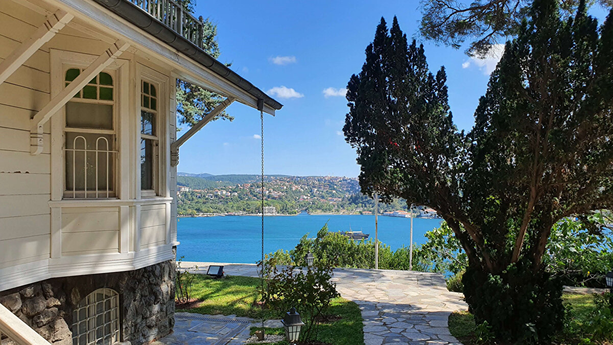 6. Aşiyan Müzesi/ İstanbul<br><br>Türk Edebiyatı'nın önemli isimlerinden Tevfik Fikret’in hem projesini çizip hem de yaşadığı ev “Aşiyan Müzesi” adıyla edebiyat severleri ağırlıyor. Müzenin içeriği yanında konumu dolayısıyla sahip olduğu eşsiz Boğaz manzarası ziyaretçileri büyülüyor. 