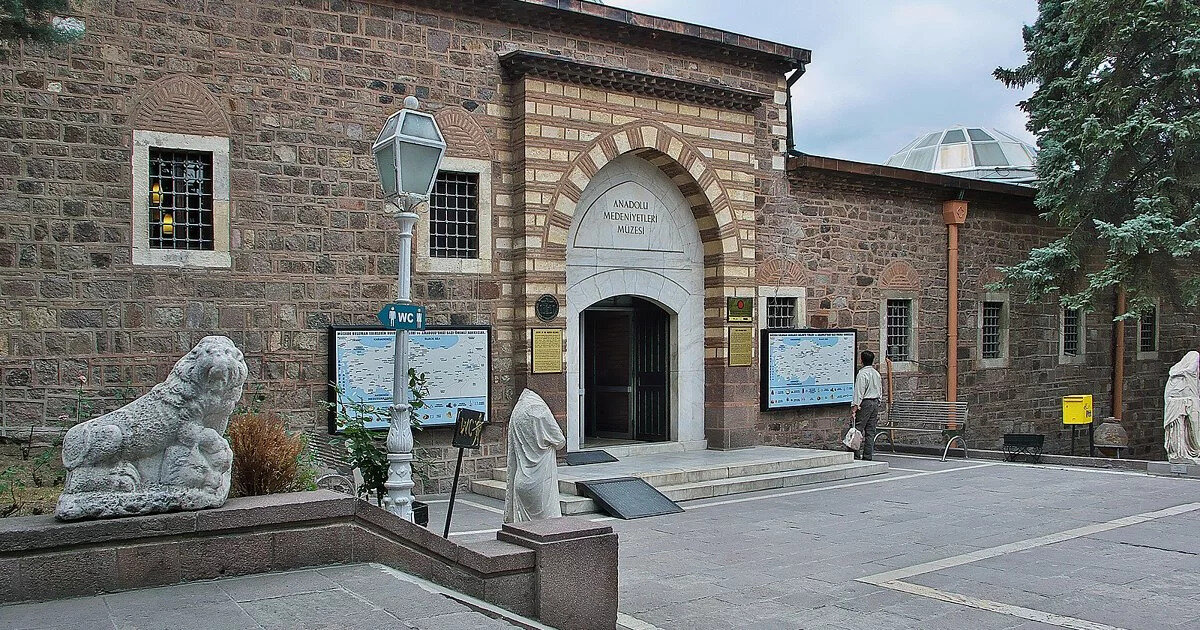 8. Anadolu Medeniyetleri Müzesi/ Ankara<br><br>Dünyanın en önemli tarih ve arkeoloji müzelerinden biri. Çatalhöyük kent planını içeren dünyanın en eski haritasını da eserleri arasında bulunduruyor. <br>