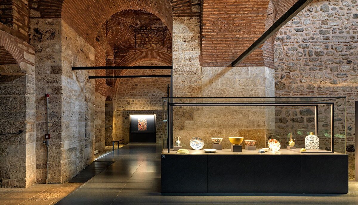 1. Topkapı Sarayı Müzesi/ İstanbul<br><br>Osmanlı padişahlarına yüzlerce yıl ev sahipliği yapan müze Cumhuriyet’in ilk müzesi unvanına sahip. Hazineler, saray silahları, Çin ve Japon porselenleri, padişahların kıyafetleri, portreleri ve resimlerini içeren yaklaşık 300 bin parçalık bir koleksiyonla; dünyanın en büyük saray müzeleri arasında yer alıyor.