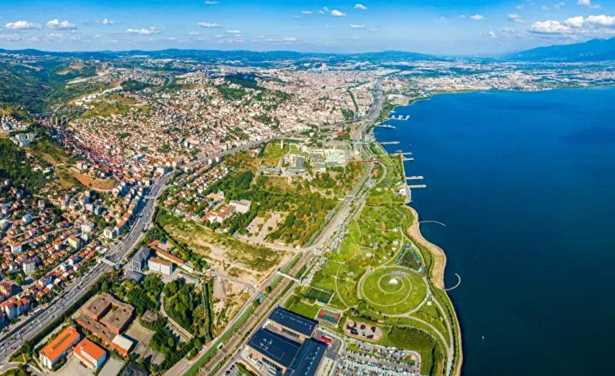 10. Kocaeli<br><br>Marmara Bölgesi'nde yer alan ve en önemli sanayi şehirlerinden biri olan Kocaeli; 2.033.441 kişilik nüfusuyla listenin 10. sırasında.