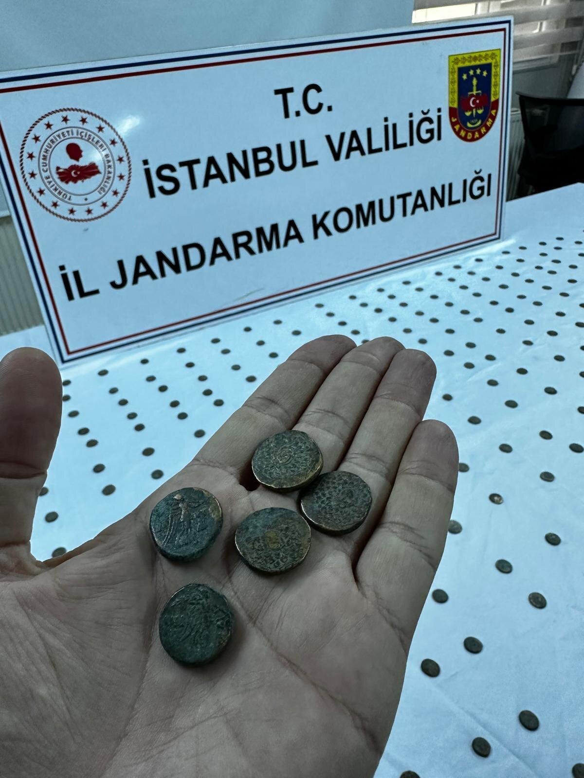 Şüphelilerin ellerindeki tarihi eserleri yurtdışına satmak için müşteri aradıkları bilgisine ulaşan jandarma ekipleri harekete geçti. Hazırlıklarını tamamlayan jandarma 20 Şubat’ Perşembe günü 3 ayrı adrese operasyon düzenledi.
