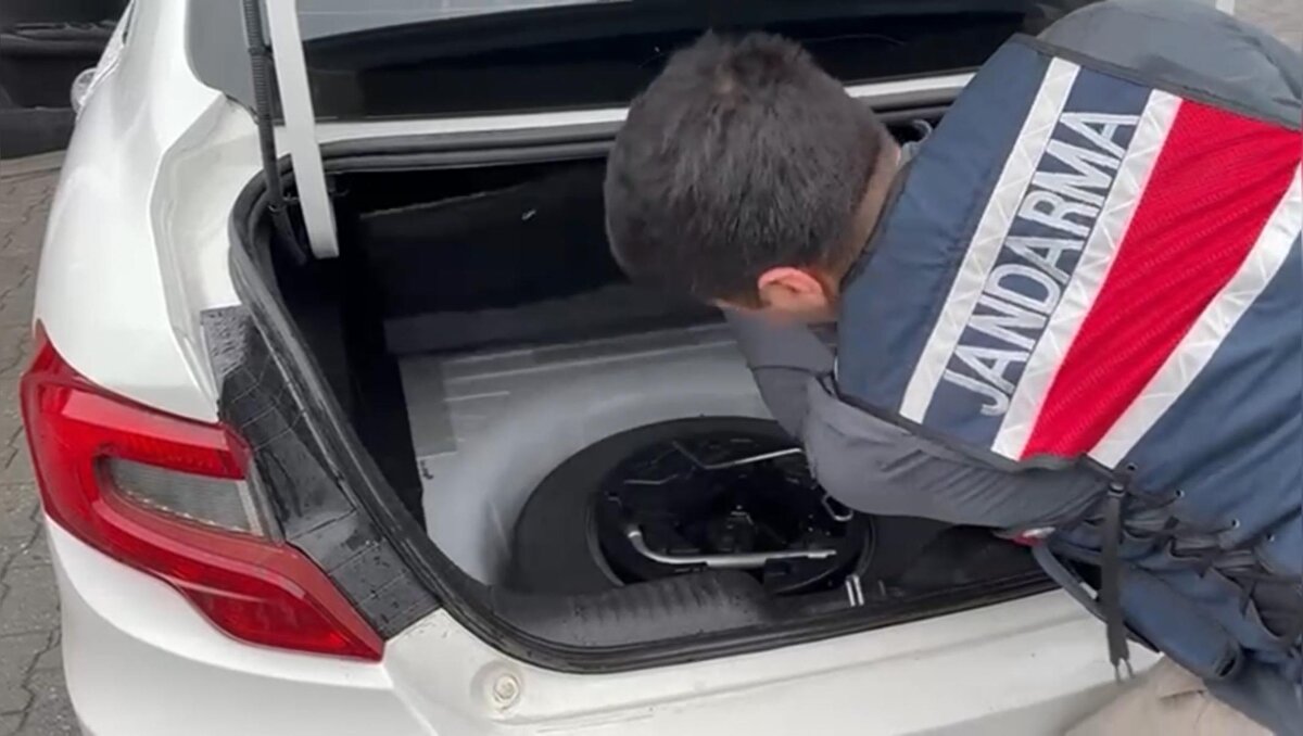 İlçe Jandarma Komutanlığı ekipleri tarafından tarihi eserleri yurtdışına satmak için müşteri arayan şebekeye operasyon düzenlendi. 