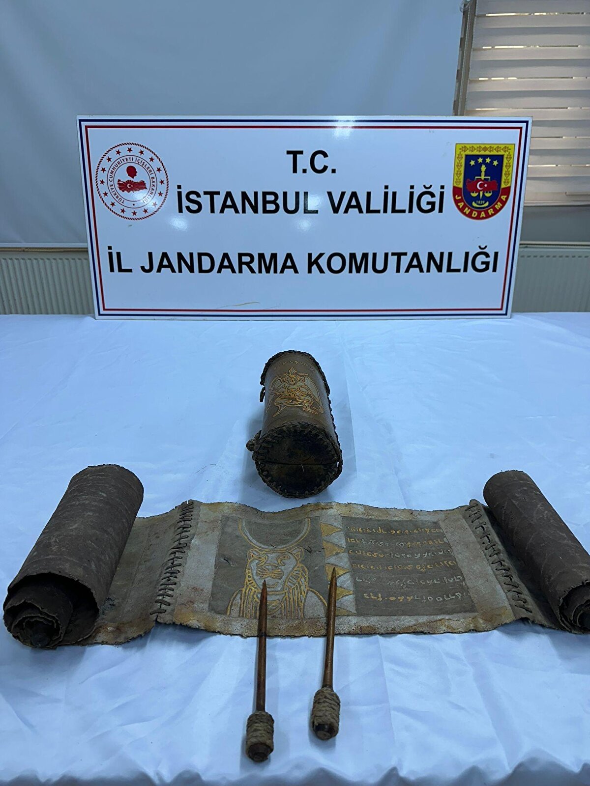  Üç ayrı adrese düzenlenen operasyonda Roma dönemine ait bin 200 yıllık 2 metre uzunluğunda, 15 santimetre genişliğinde deri üzerine altın yazma Tevrat, 550 adet Antik Yunan Pontus Amisos dönemine ait sikkeyle, 51 adet Bizans dönemine ait sikke ele geçirildi.