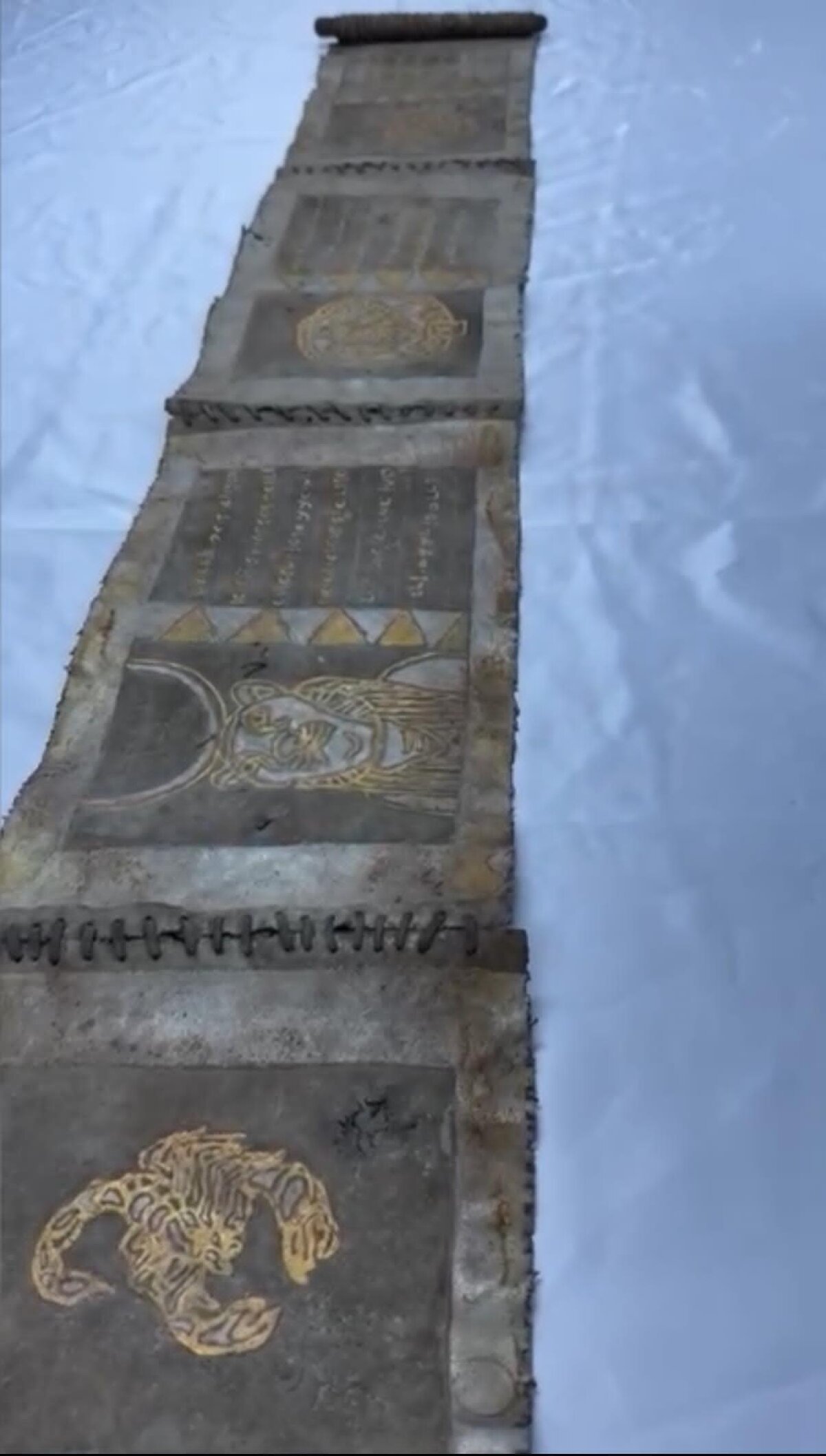 Tevrat'ı 1.5 milyon dolara satacaklarmış<br><br>Operasyonlarda 6 şüpheli gözaltına alınırken, yapılan aramalarda ise Roma dönemine ait bin 200 yıllık 2 metre uzunluğunda,15 santimetre genişliğinde deri üzerine altın yazma Tevrat, 2 adet tokmak, 1 adet muhafaza kutusu, 550 adet Antik Yunan Pontus Amisos dönemine ait sikke, 51 adet Bizans dönemine ait sikke, 15 adet obje ve 2 adet yüzük ele geçirildi. 