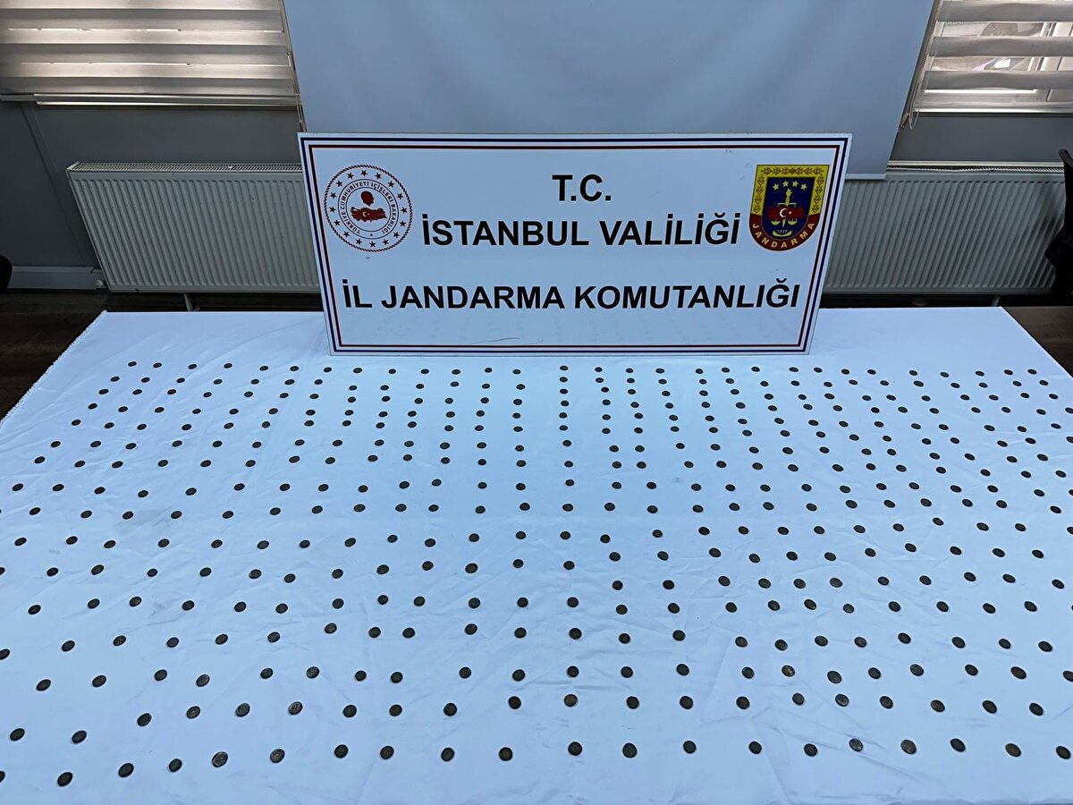 Eyüpsultan İlçe Jandarma Komutanlığı ekipleri, tarihi eser kaçakçılığı yapan iki şebekeyi takibe aldı. 