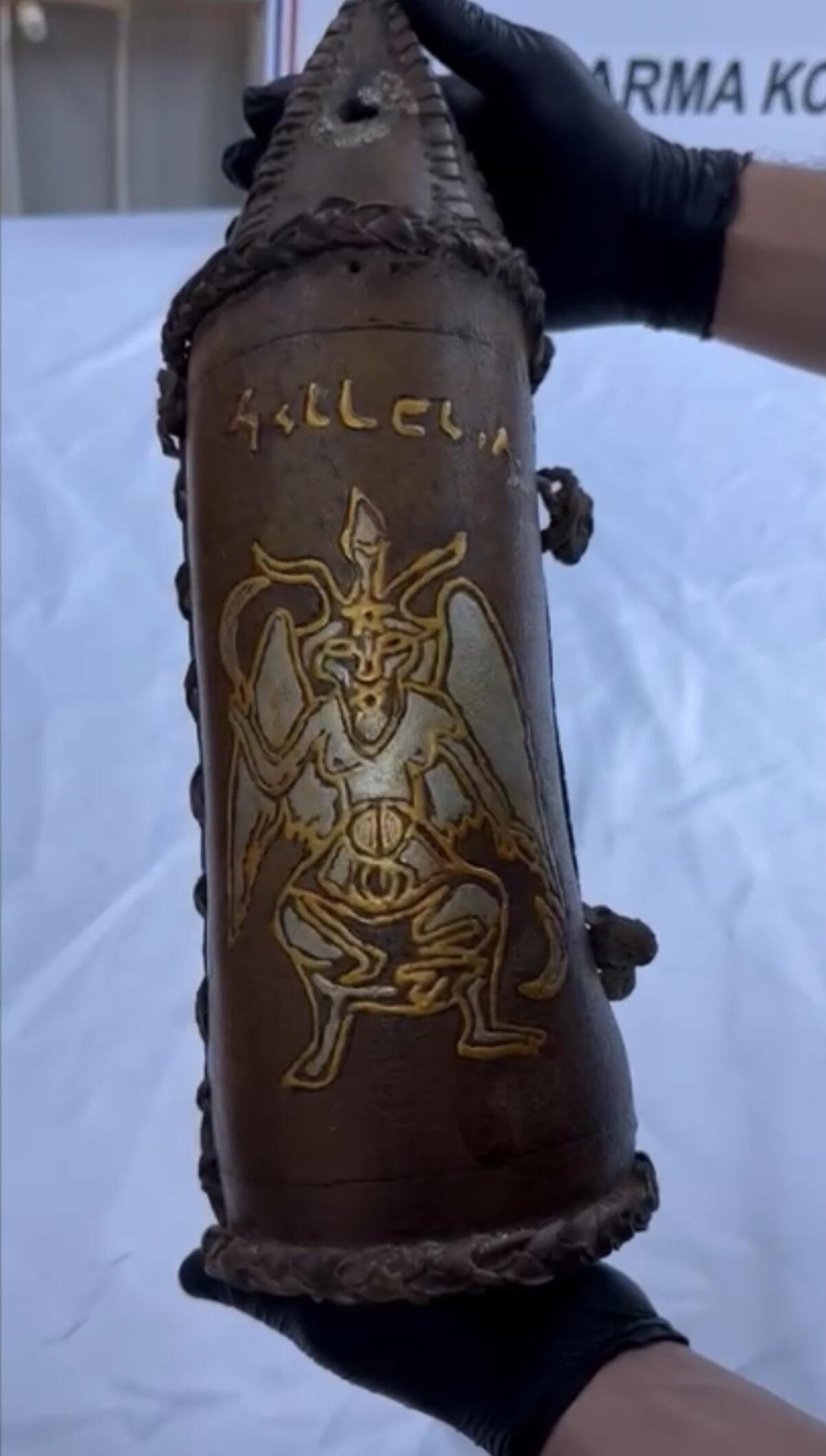 Mahkemeye çıkarılan 6 şüpheli adli kontrol şartıyla serbest bırakıldı. Şüphelilerin Tevrat’ı 1.5 milyon dolara satmaya çalıştıkları öğrenildi.