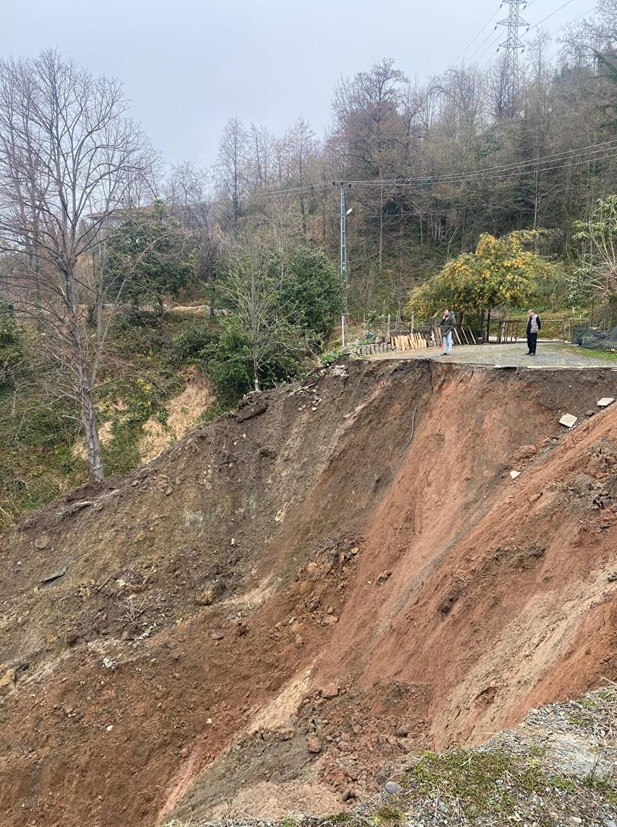 İhbar üzerine bölgeye AFAD ve jandarma ekipleri sevk edildi.<br><br>Heyelanın meydana geldiği alanın çevresinde derin çatlaklar oluştuğu, sürüklenen evin yapı bütünlüğünü koruduğu görüldü.