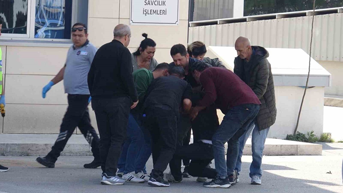 Kızının tabutunu cenaze aracına yükleyen baba üzüntüye daha fazla dayanamayarak bir anda yere yığıldı.