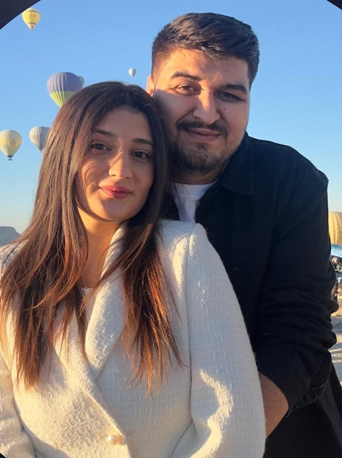 Antalya’da dün akşam 22.30 sıralarında Kepez ilçesi Gazi Mahallesi 6549 Sokak üzerinde bulunan bir sitenin giriş katında meydana gelen olayda özel bir hastanede hemşirelik yapan Sevcan Demir Sakman (26) ve Acil Tıp Teknisyeni eşi Halit Can Sakman (26) arasında tartışma çıktı. 