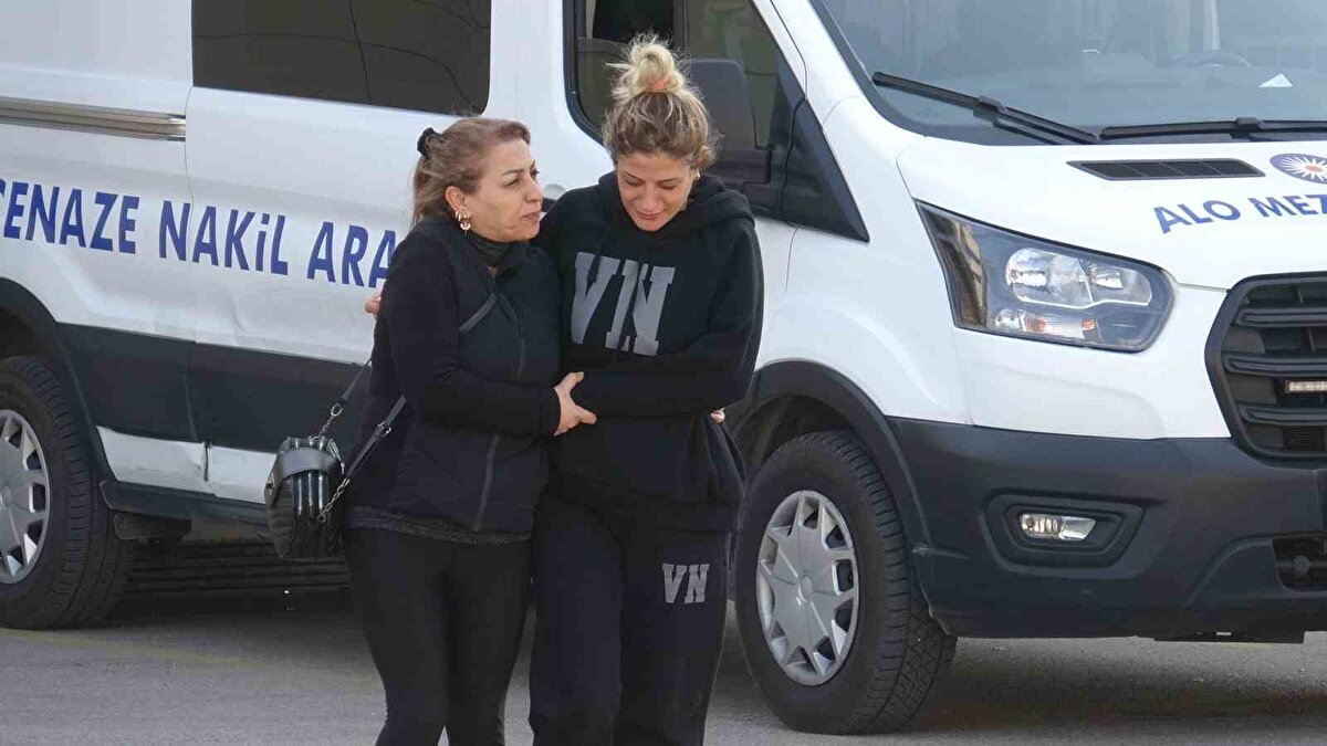 Yakınları tarafından kaldırılan baba akrabalarının yardımı ile araca bindirildi.