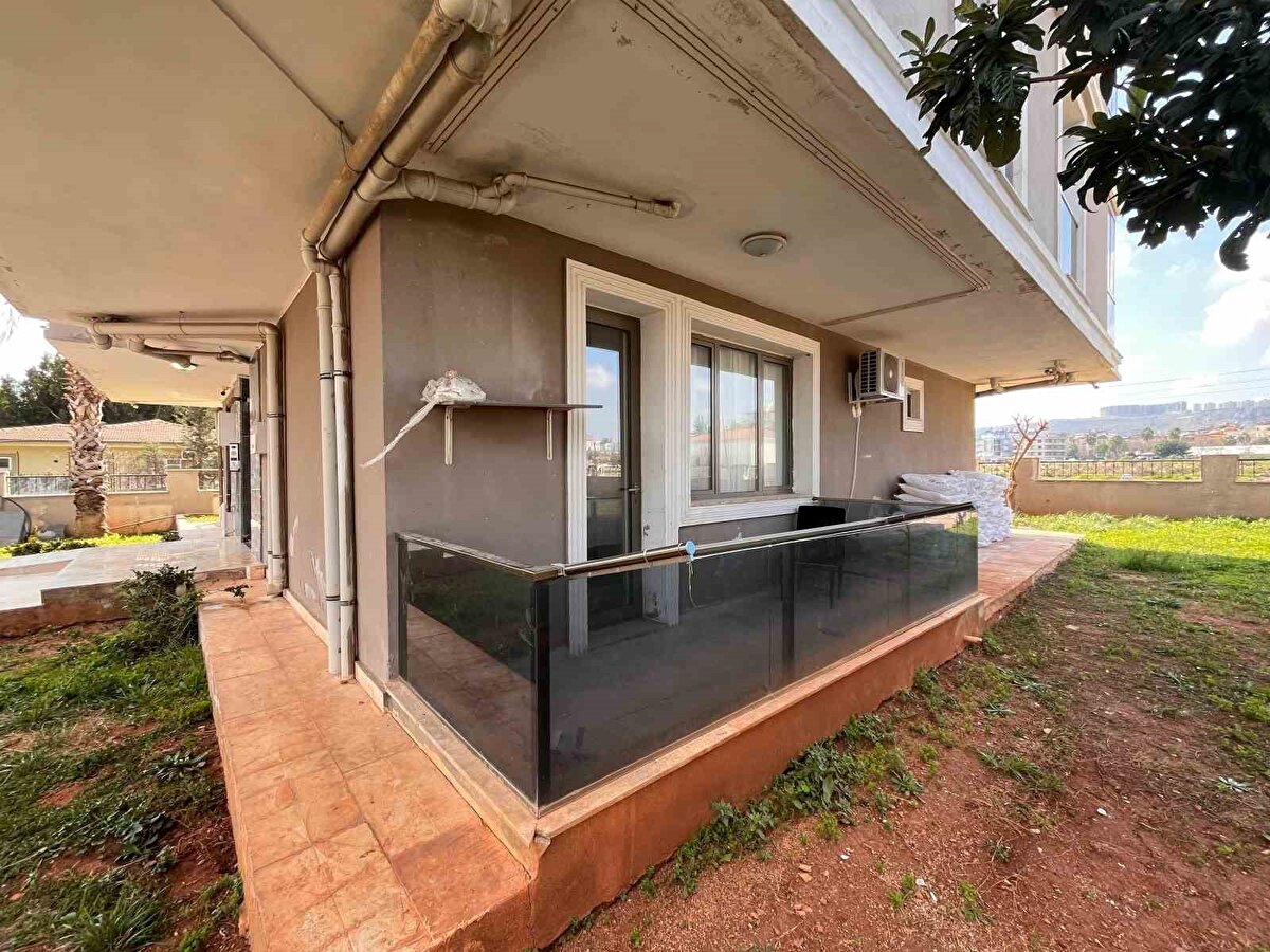 Daireden gelen kavga sesleri üzerine apartman sakinlerinin 112 Acil Çağrı Merkezi’ne ihbarı ile verilen adrese polis ekipleri Sevcan Demir Sakman’ı kanlar içerisinde yerde yatarken buldu.