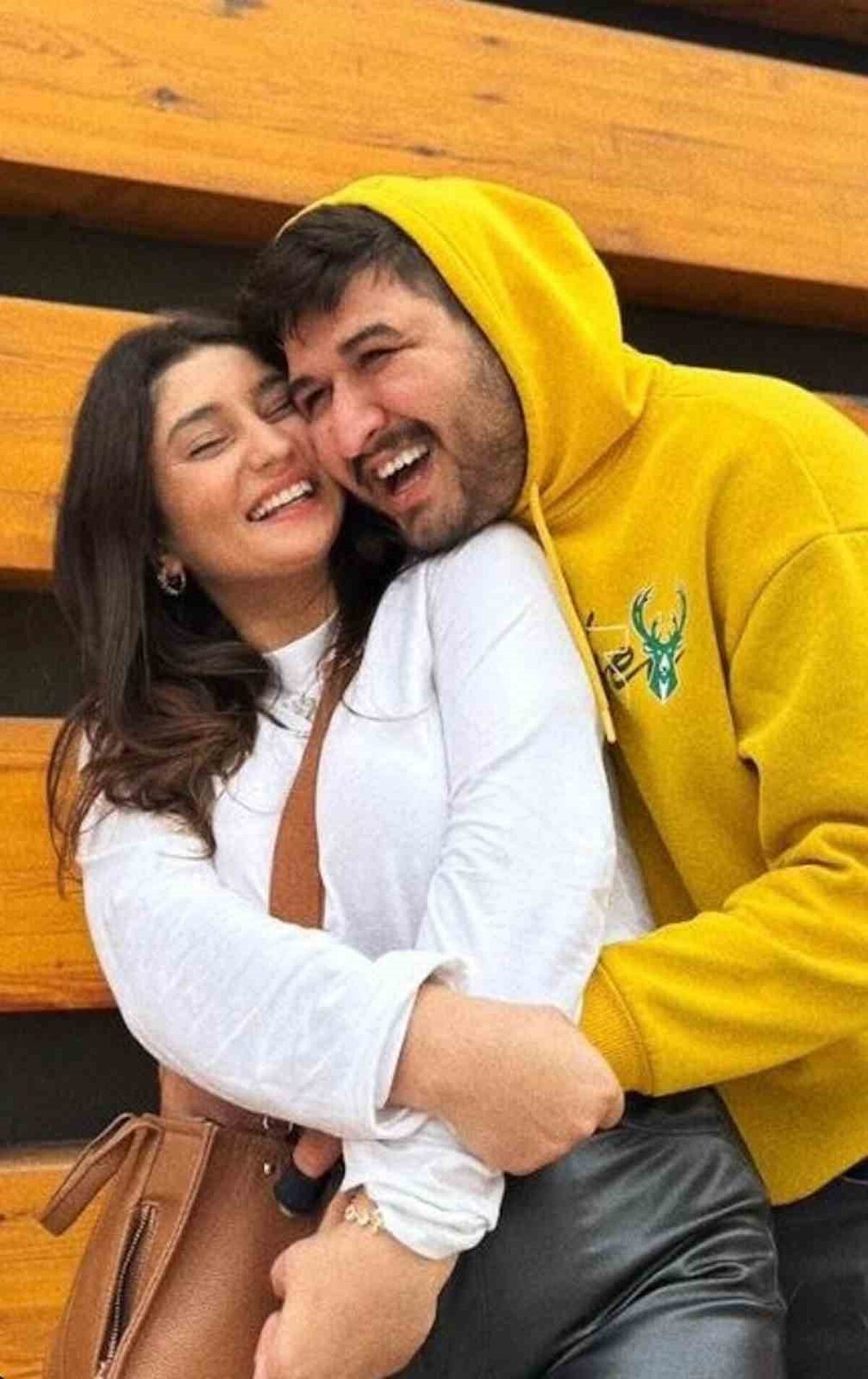 Uzun süredir birlikte olan ve kısa süre önce resmi nikah kıyarak düğün hazırlıklarına başladıkları öğrenilen genç çift arasında bir süredir maddi sorunlar nedeniyle yaşanan tartışmalar dün de devam etti.